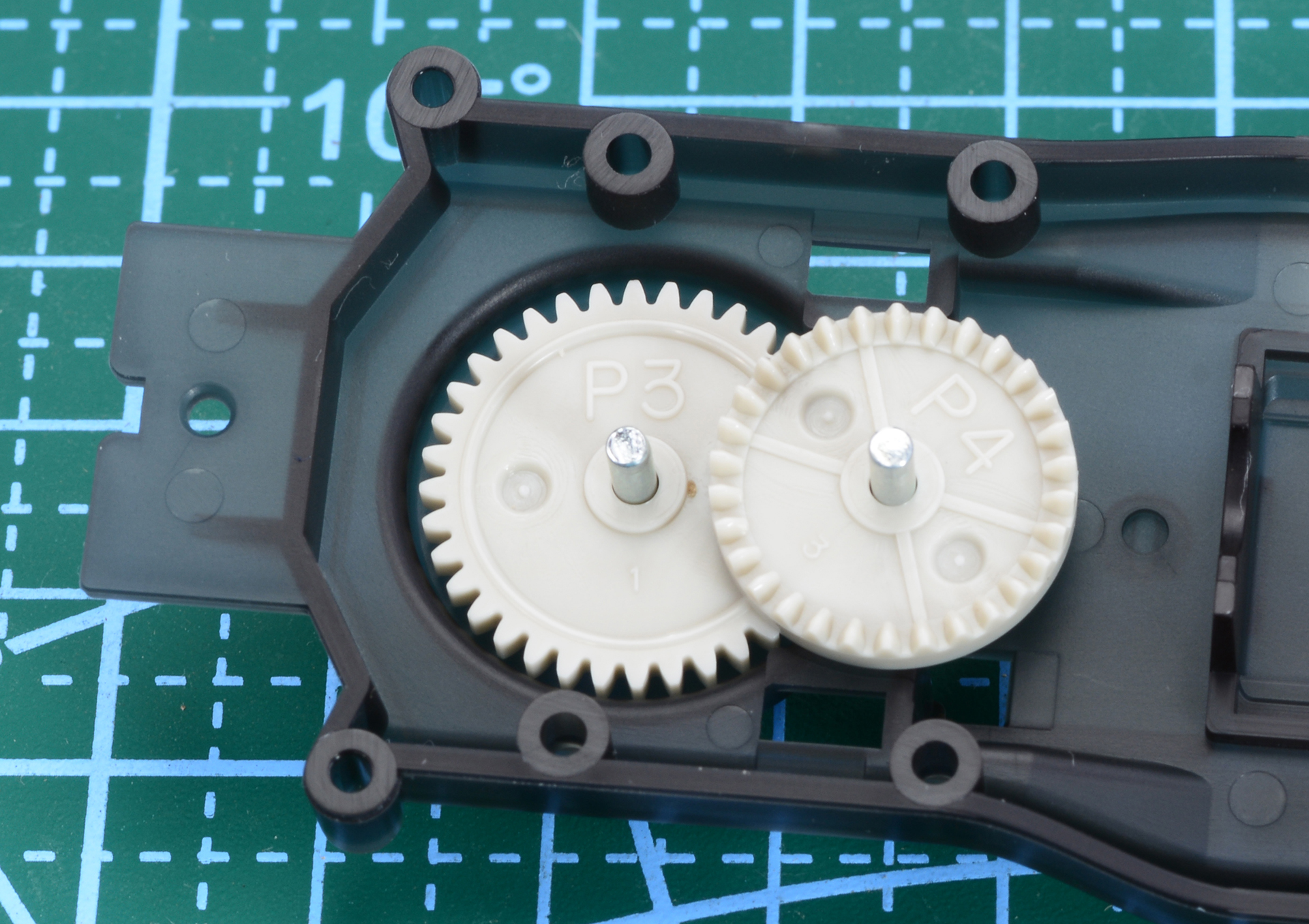 シャーシにギヤを取り付けていく。ギヤには文字彫刻がされているので間違わない