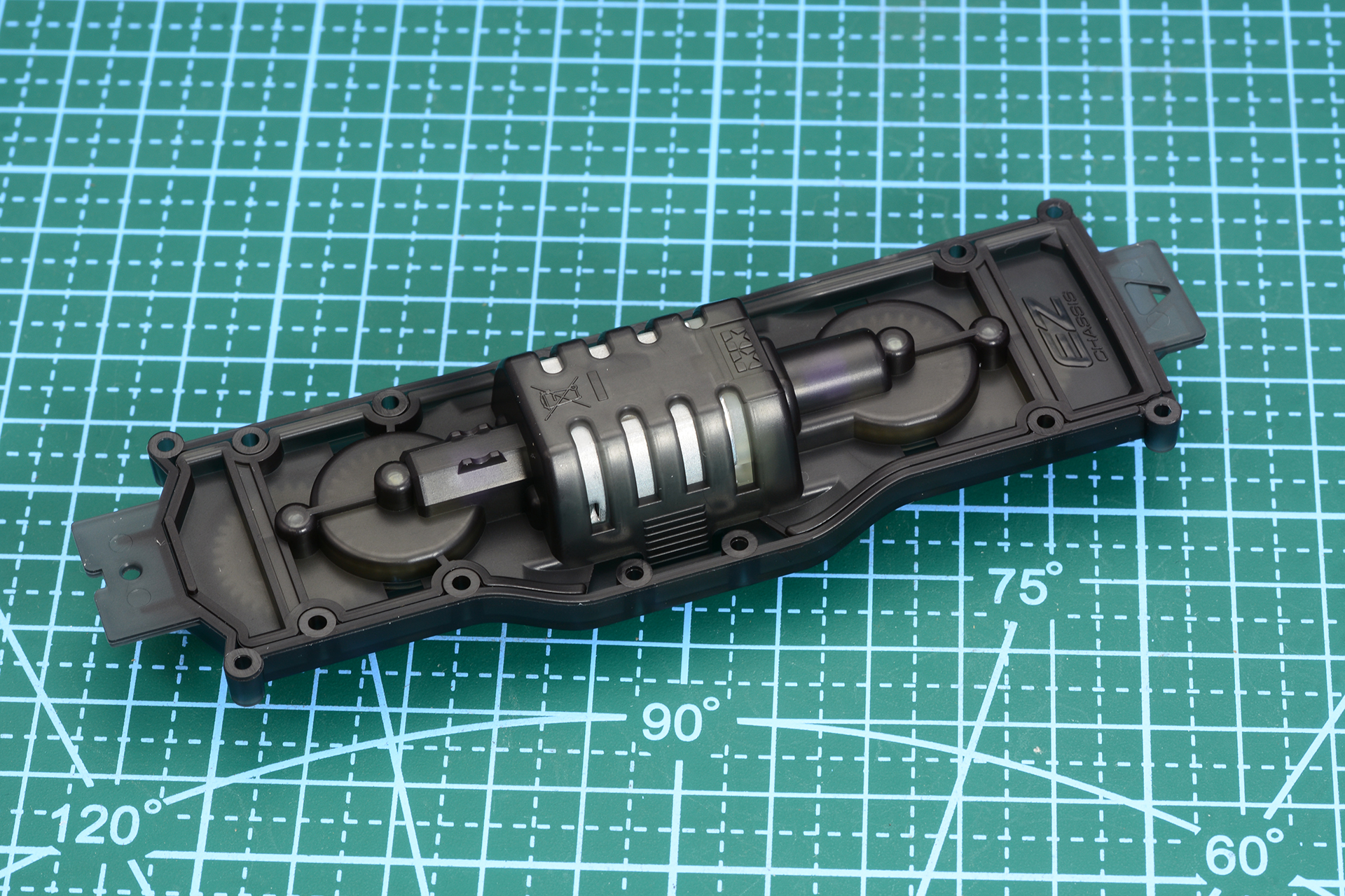 中央にモーターを取り付け、カバーをかぶせて固定する