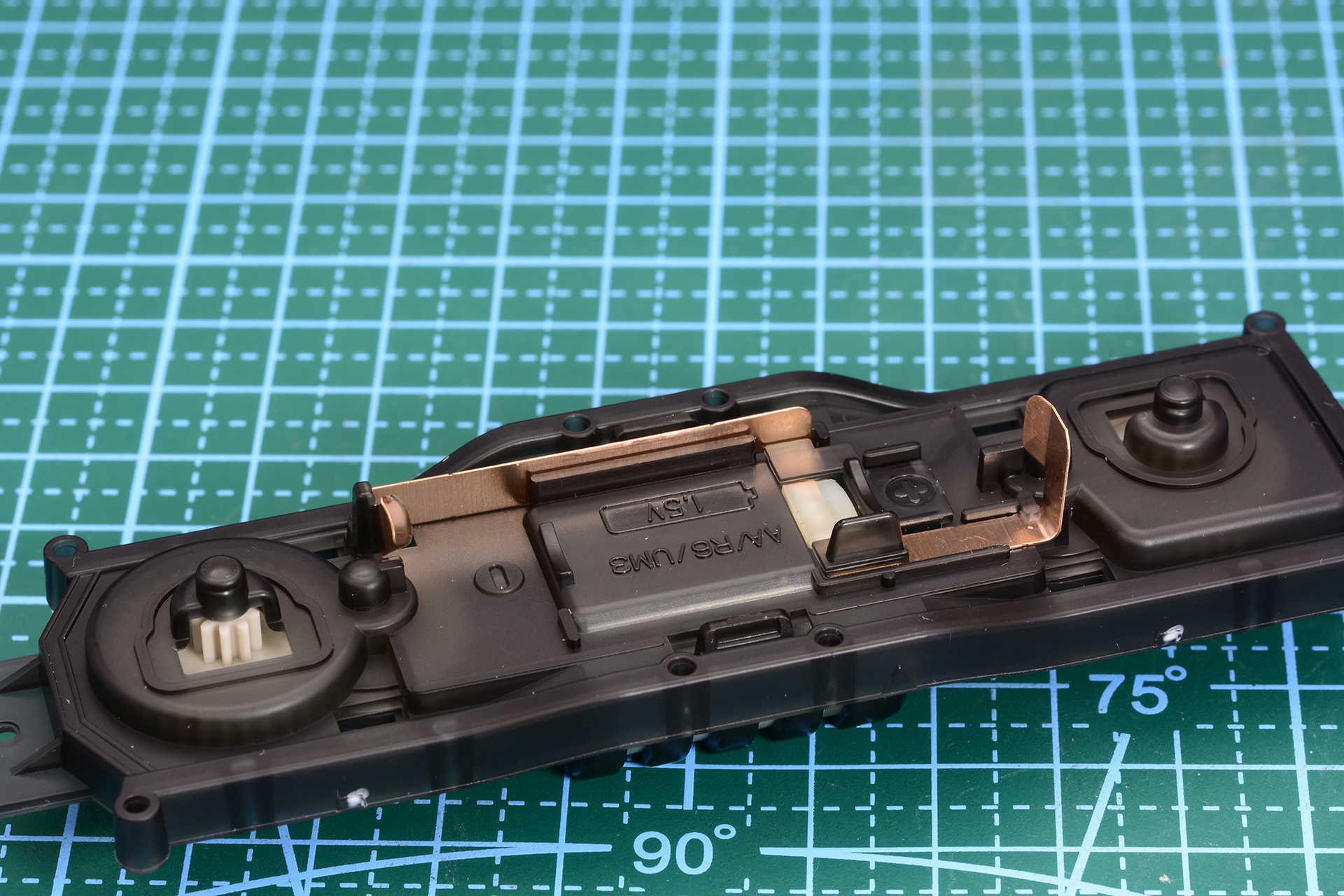 金具を取り付ける。この金具で電池からモーターに電力を供給する