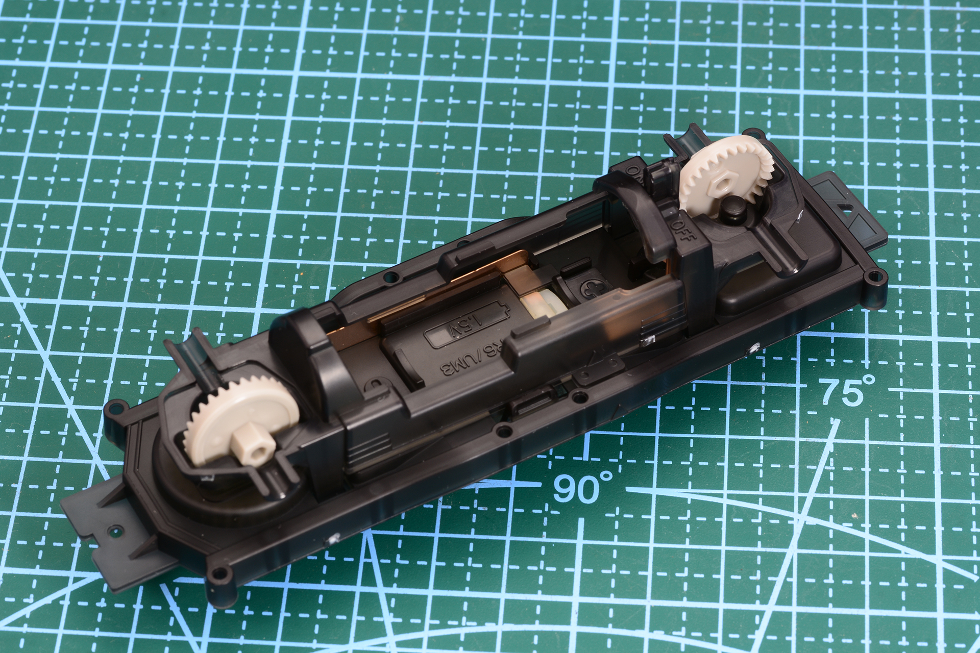 ギヤを取り付け、横回転から縦回転に。ギヤは六角シャフトにしっかりはまるので、モーターの力を余すことなく伝える