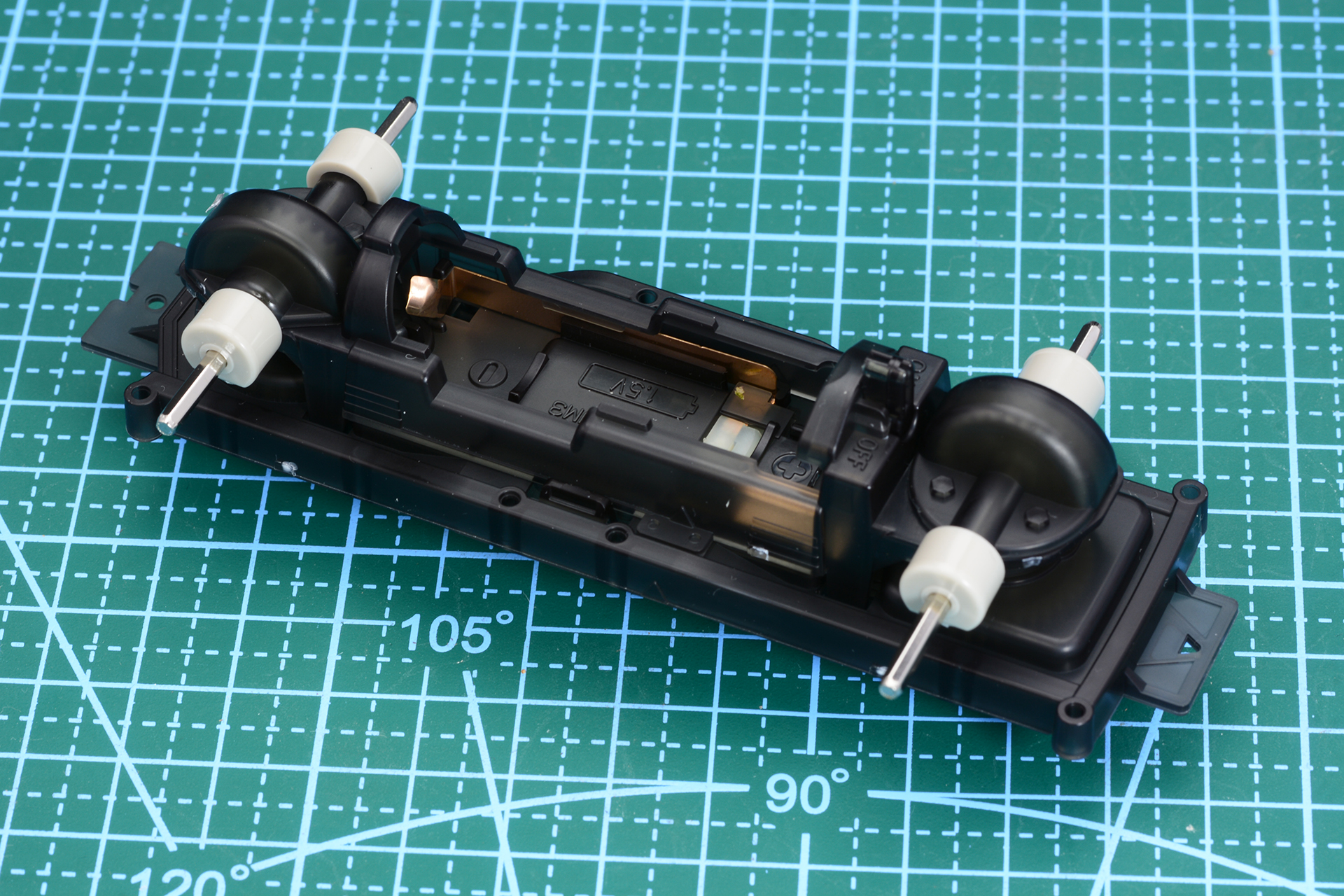 駆動箇所にもカバーをつける。ギヤはしっかり保護される