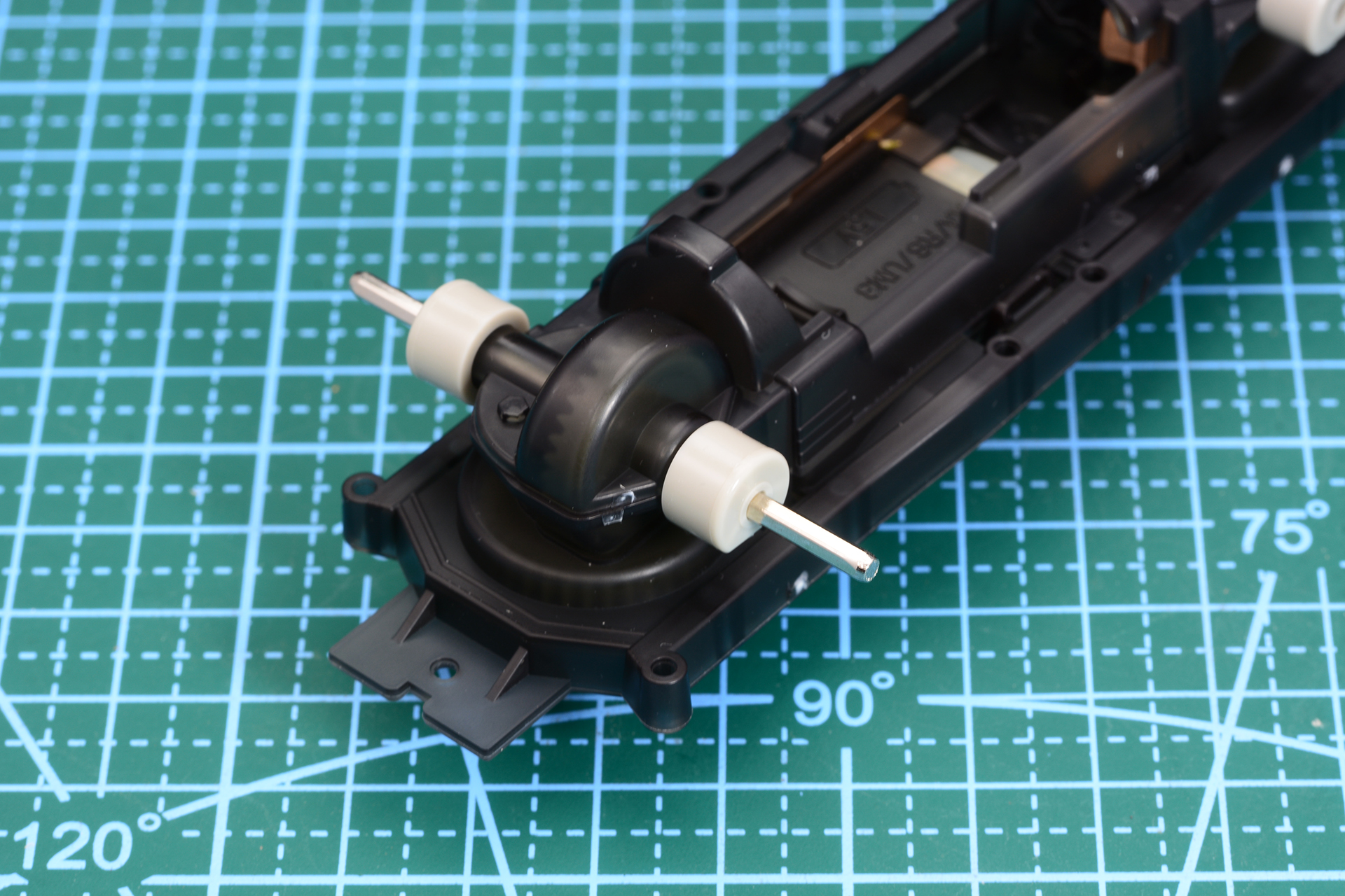 駆動箇所にもカバーをつける。ギヤはしっかり保護される