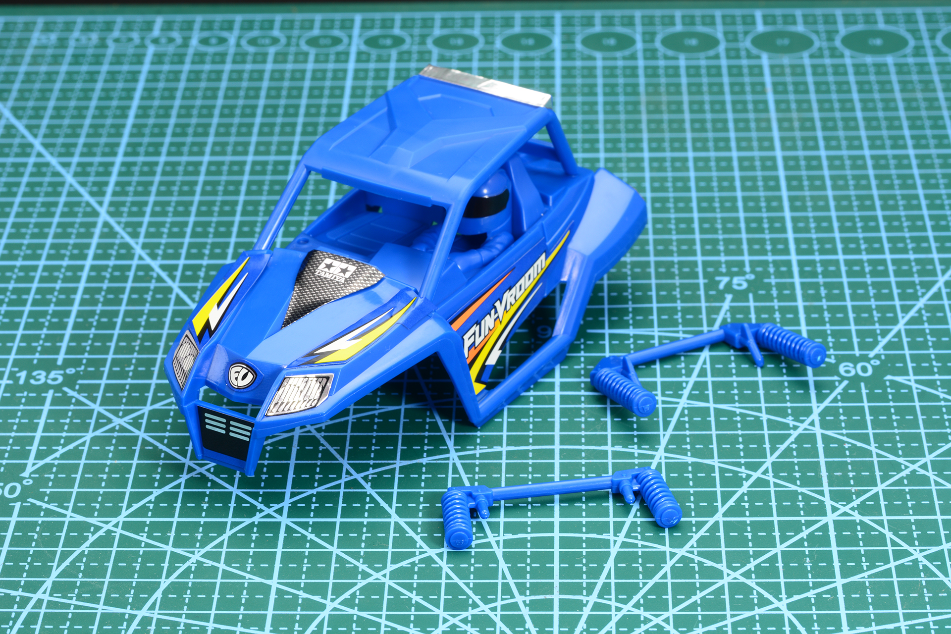 ボディはドライバーを乗せ、ルーフをつけたら完成。ダンパーパーツも用意されていて、バギーとしての完成度を上げている