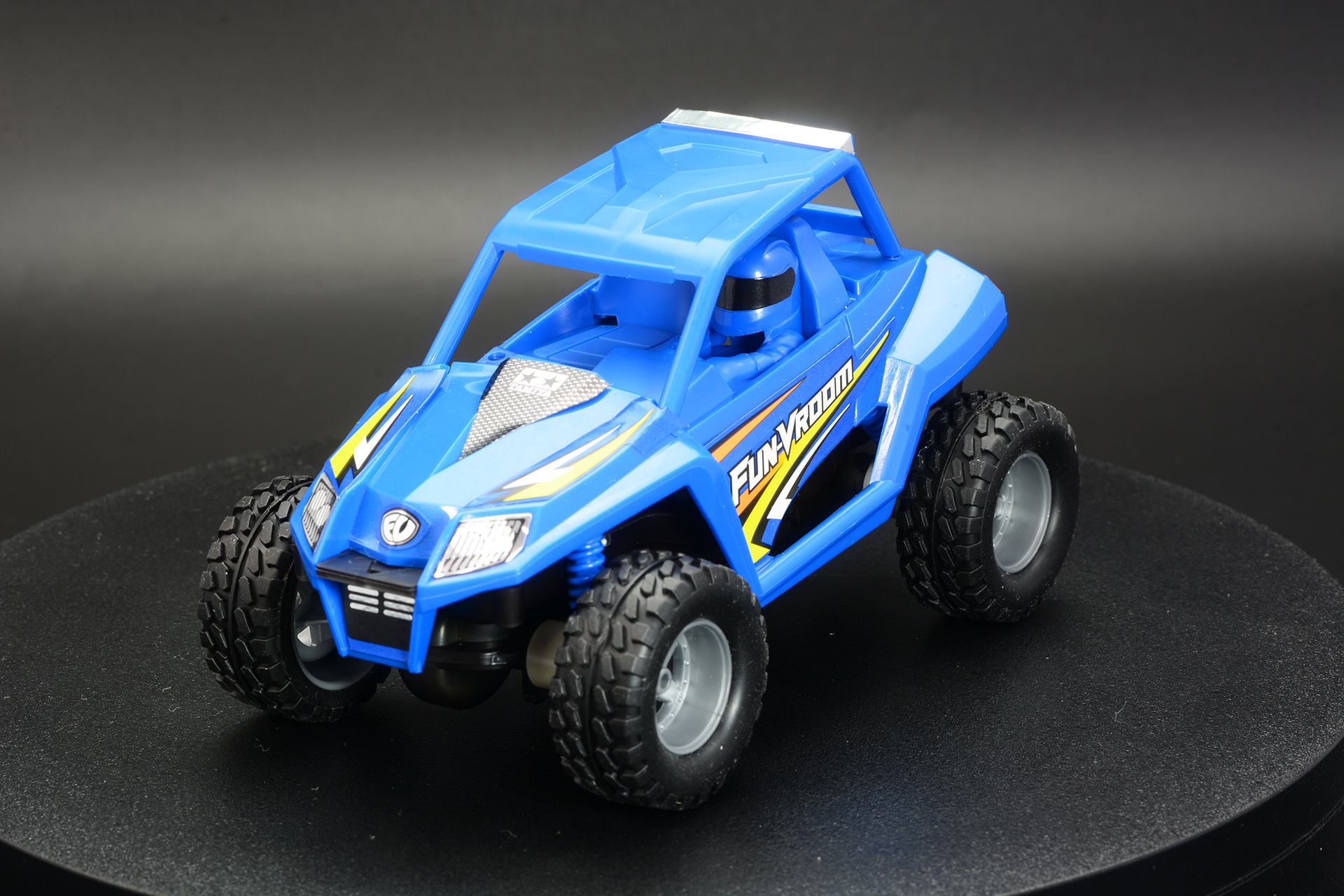 ステッカーを貼っているので、未塗装でも雰囲気がある