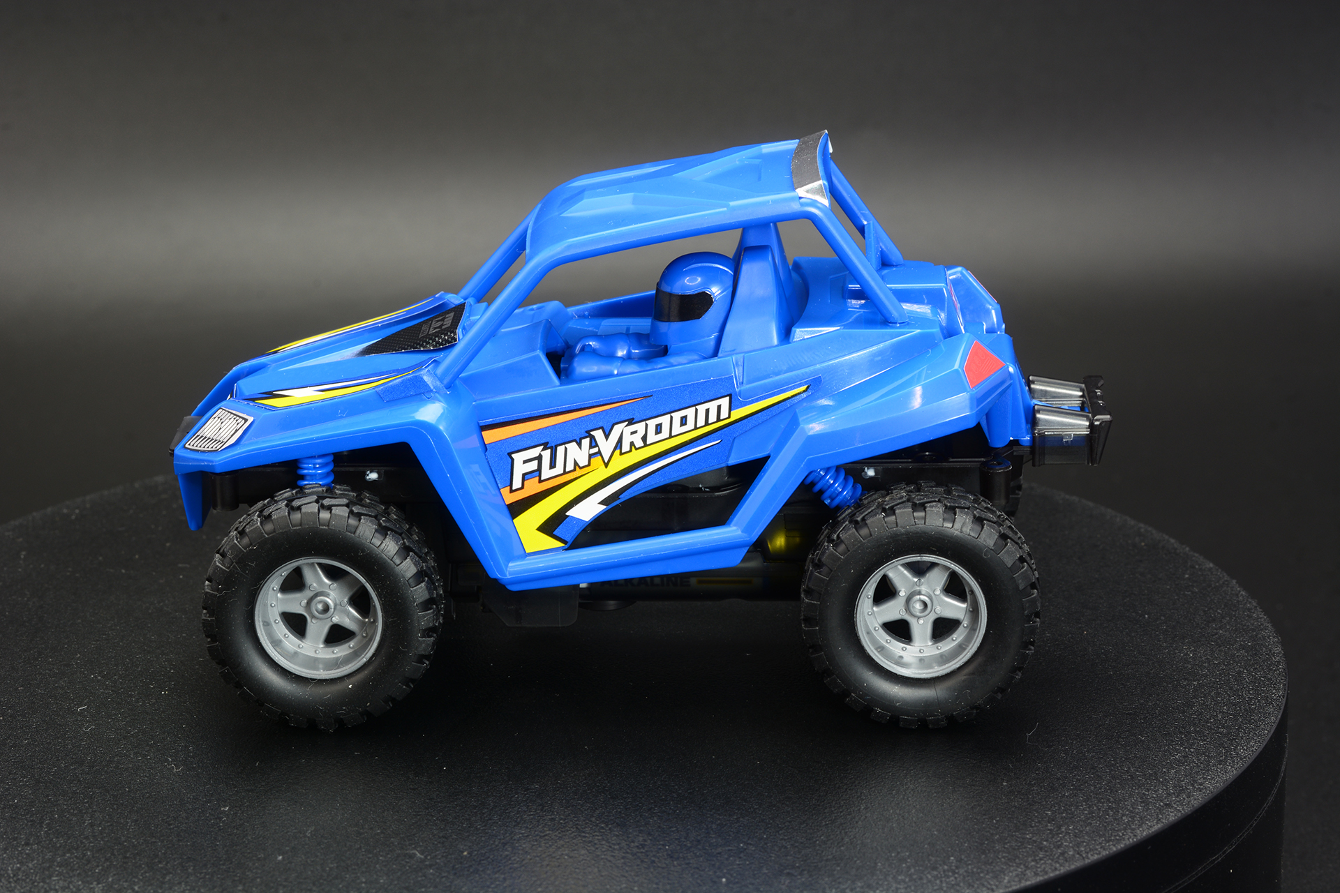 ステッカーを貼っているので、未塗装でも雰囲気がある