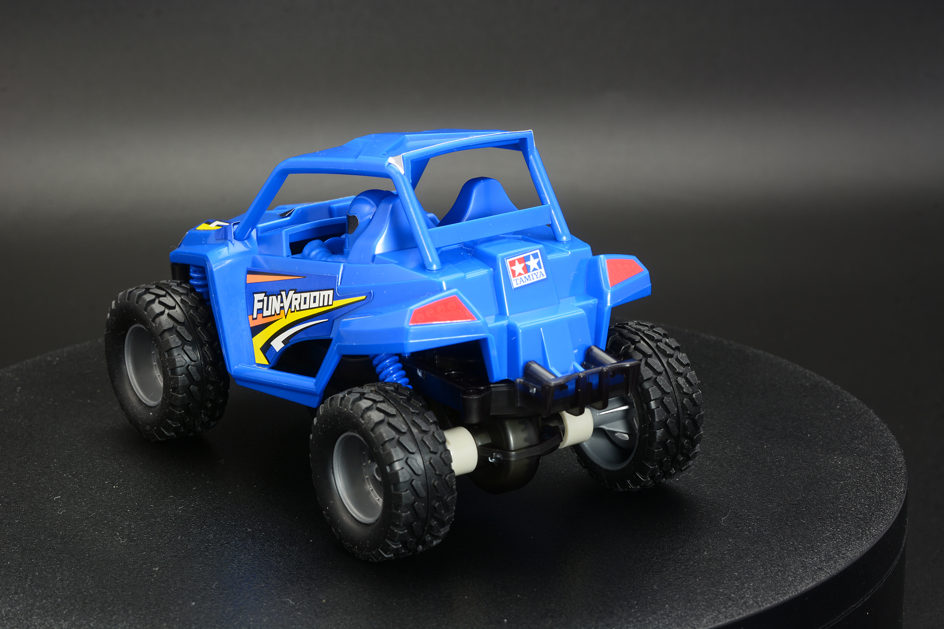 ステッカーを貼っているので、未塗装でも雰囲気がある