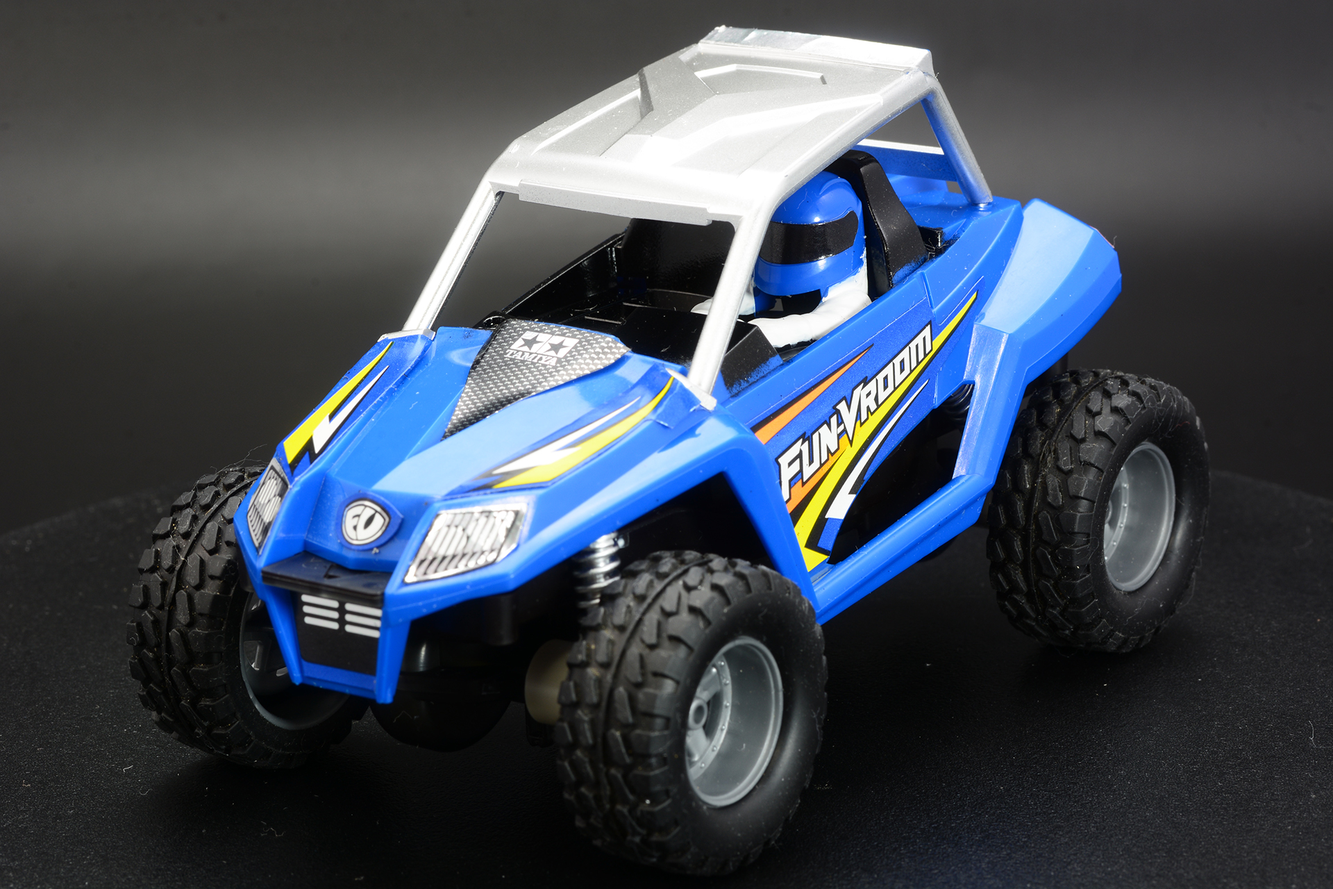 コクピット、ルーフ、ドライバー人形、ダンパーを塗装。簡単塗装で雰囲気がぐっと良くなった