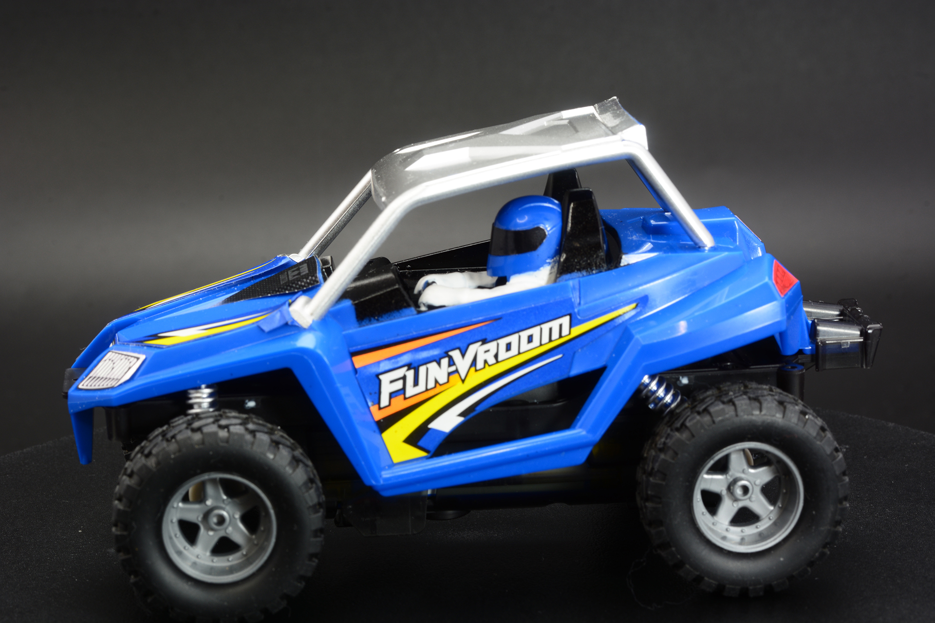 コクピット、ルーフ、ドライバー人形、ダンパーを塗装。簡単塗装で雰囲気がぐっと良くなった