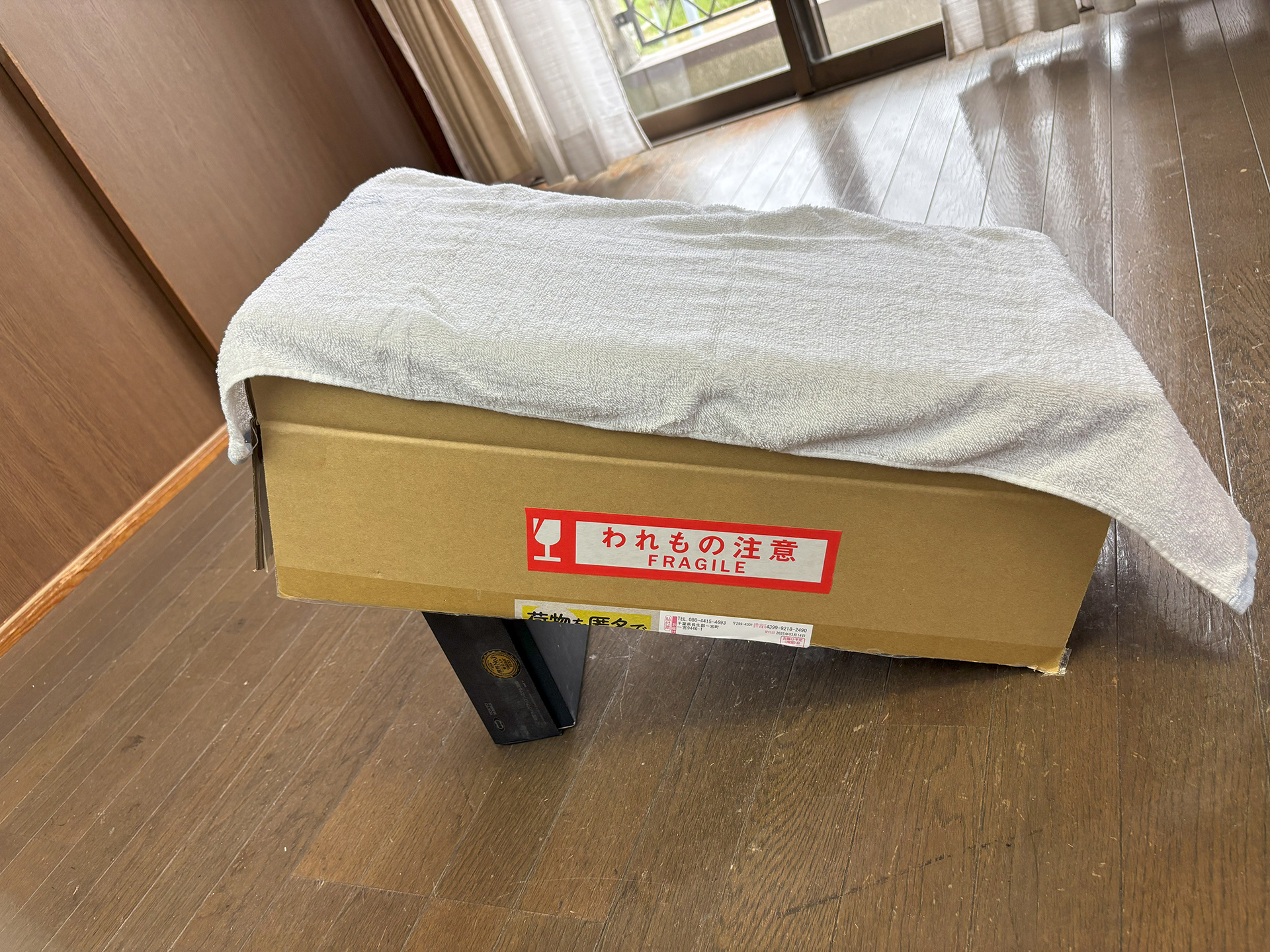 ダンボールを組み合わせ坂を作り、タオルを敷いてグリップ力を上げる