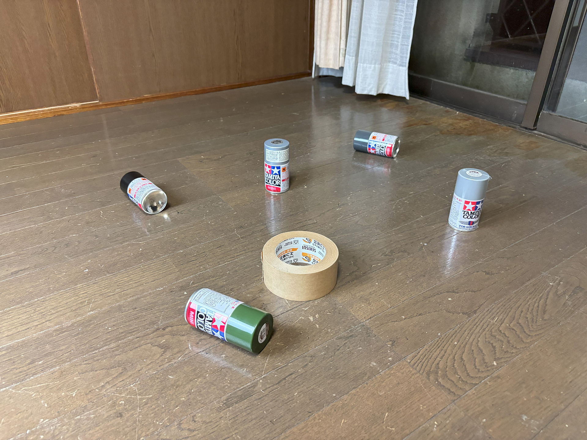 いくつか試したが、タミヤの塗装スプレーが凹凸を作るのにぴったりだった