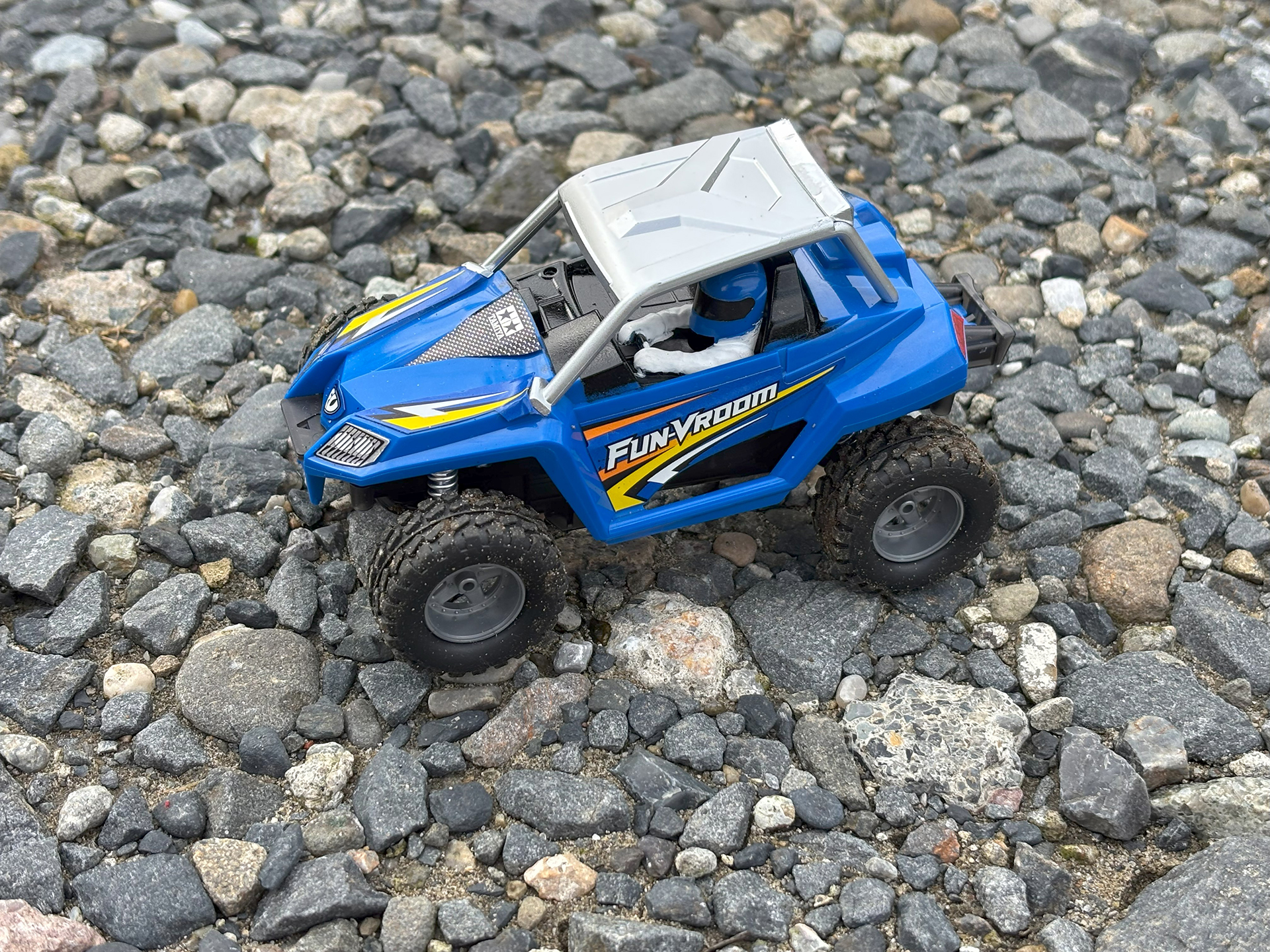 家の庭で走らせてみた。自然の地形を走る姿はカッコイイ