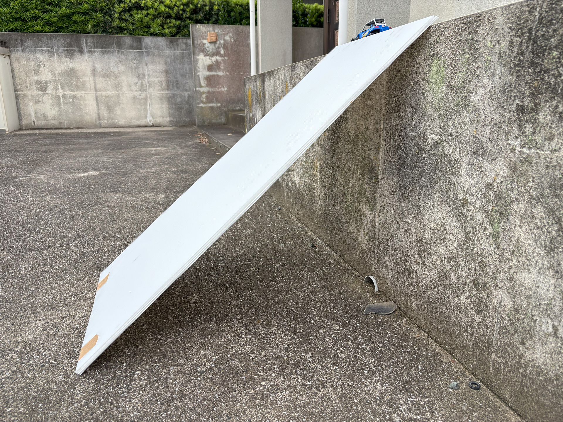 樹脂のボードを使って急角度の坂を作ってみた