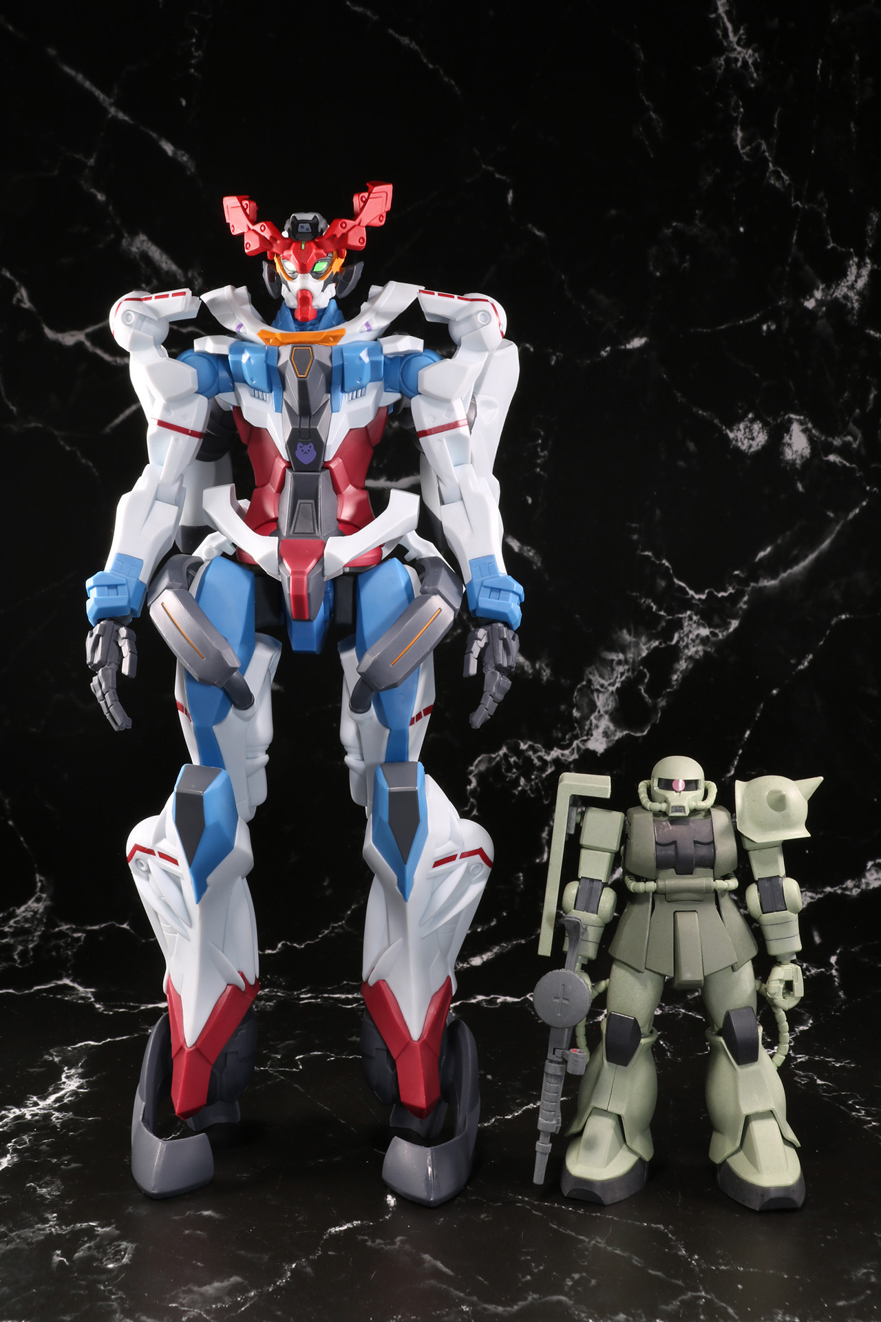 HGガンプラ（「HGUC 1/144 MS-06 量産型ザク」）との比較