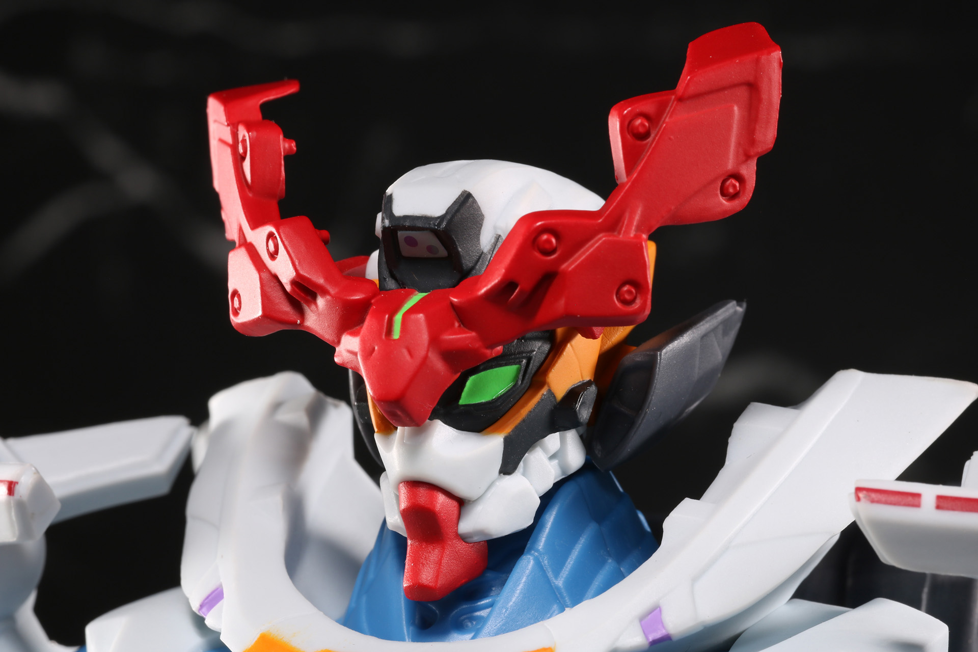 特徴的な頭部は細かく造形され、メインカメラなども再現されている