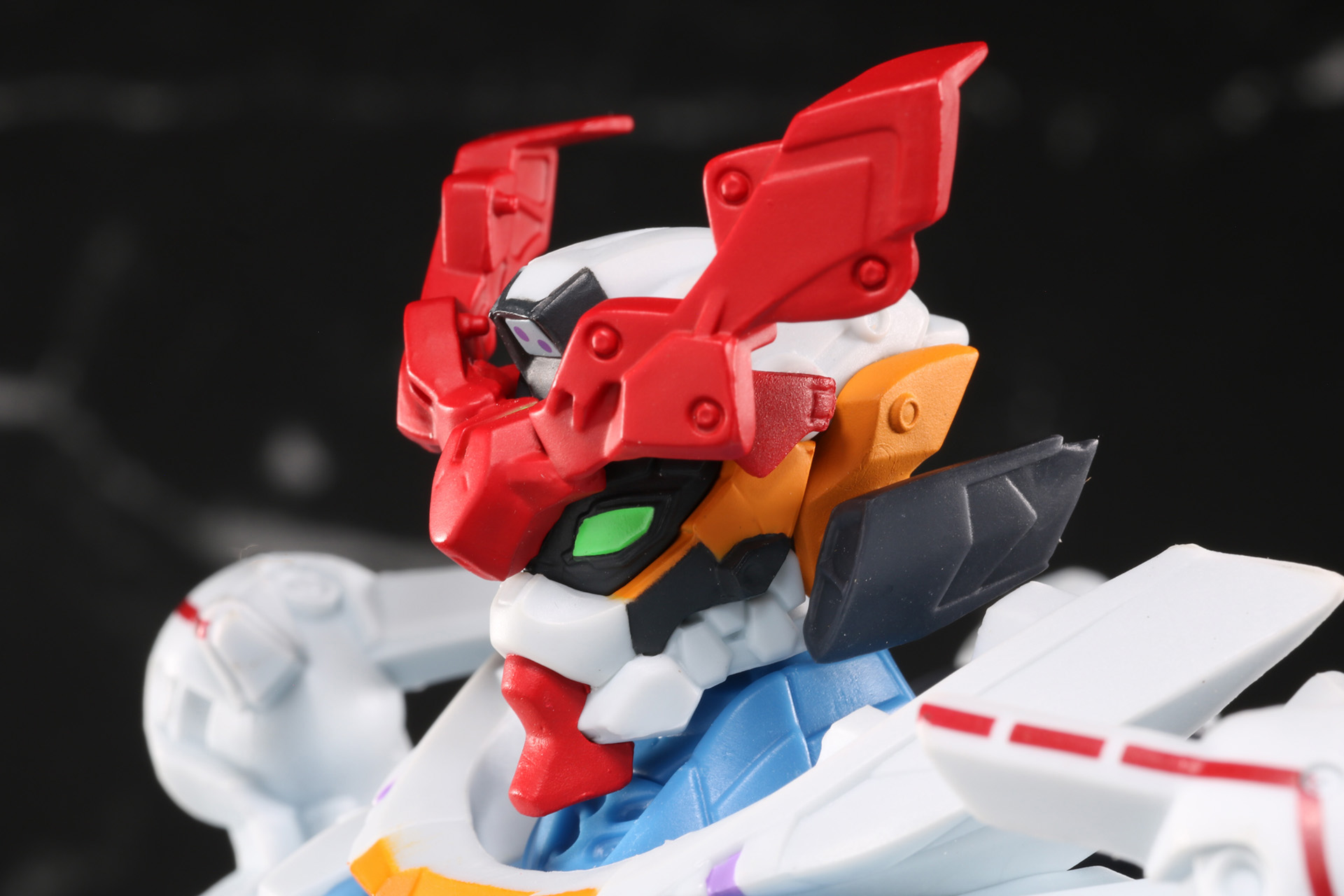 ポメラニアンのマーキングや六角形のオレンジラインも施されている