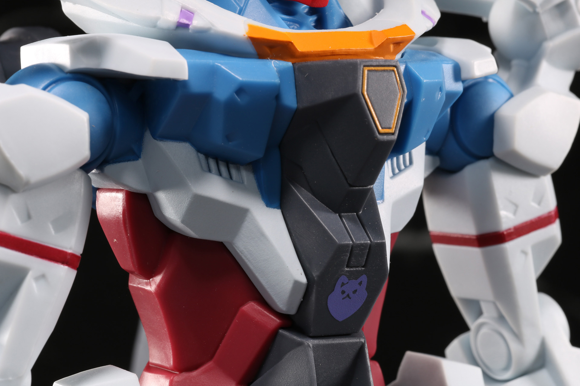 ポメラニアンのマーキングや六角形のオレンジラインも施されている