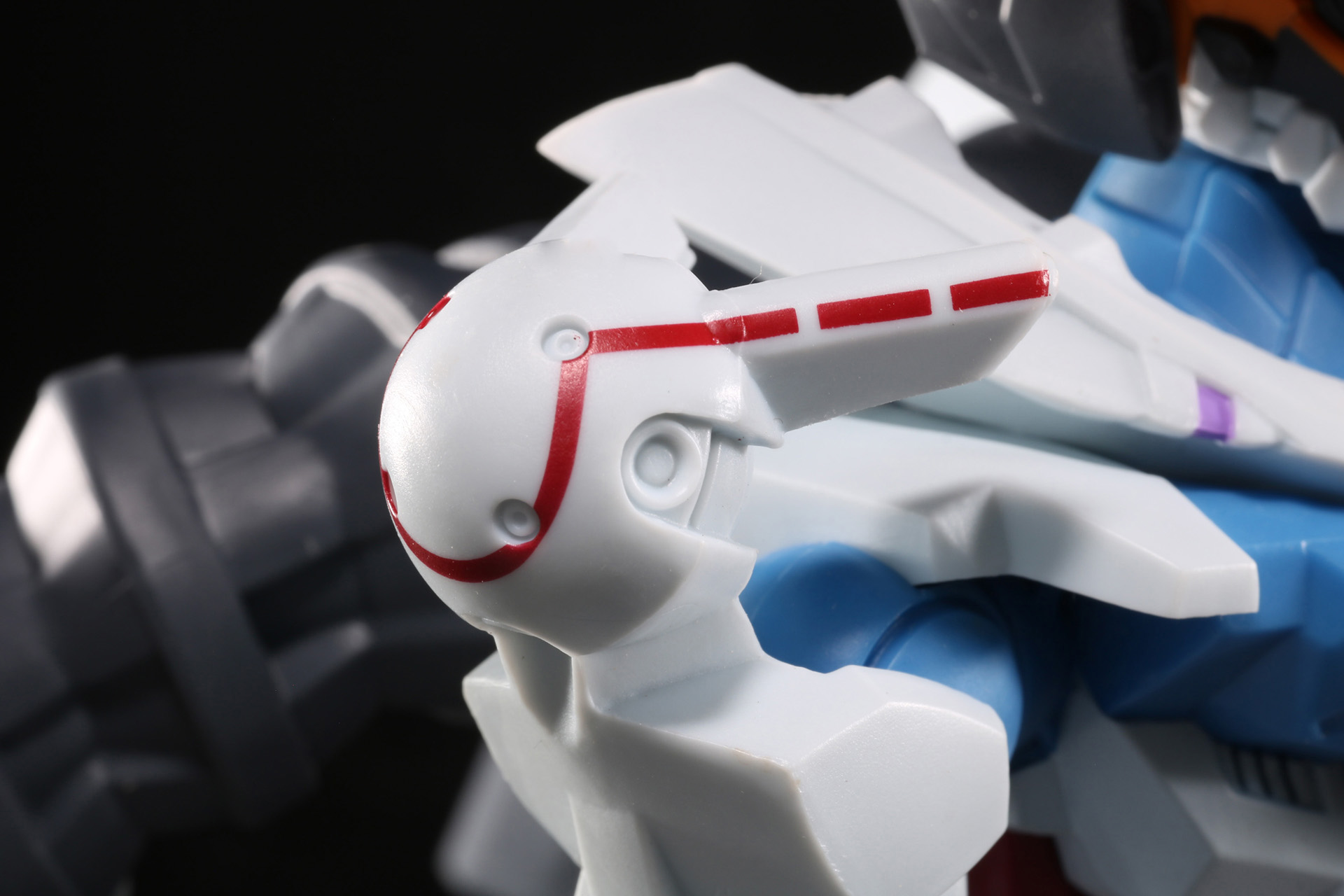 ボール型の肩パーツの赤いライン