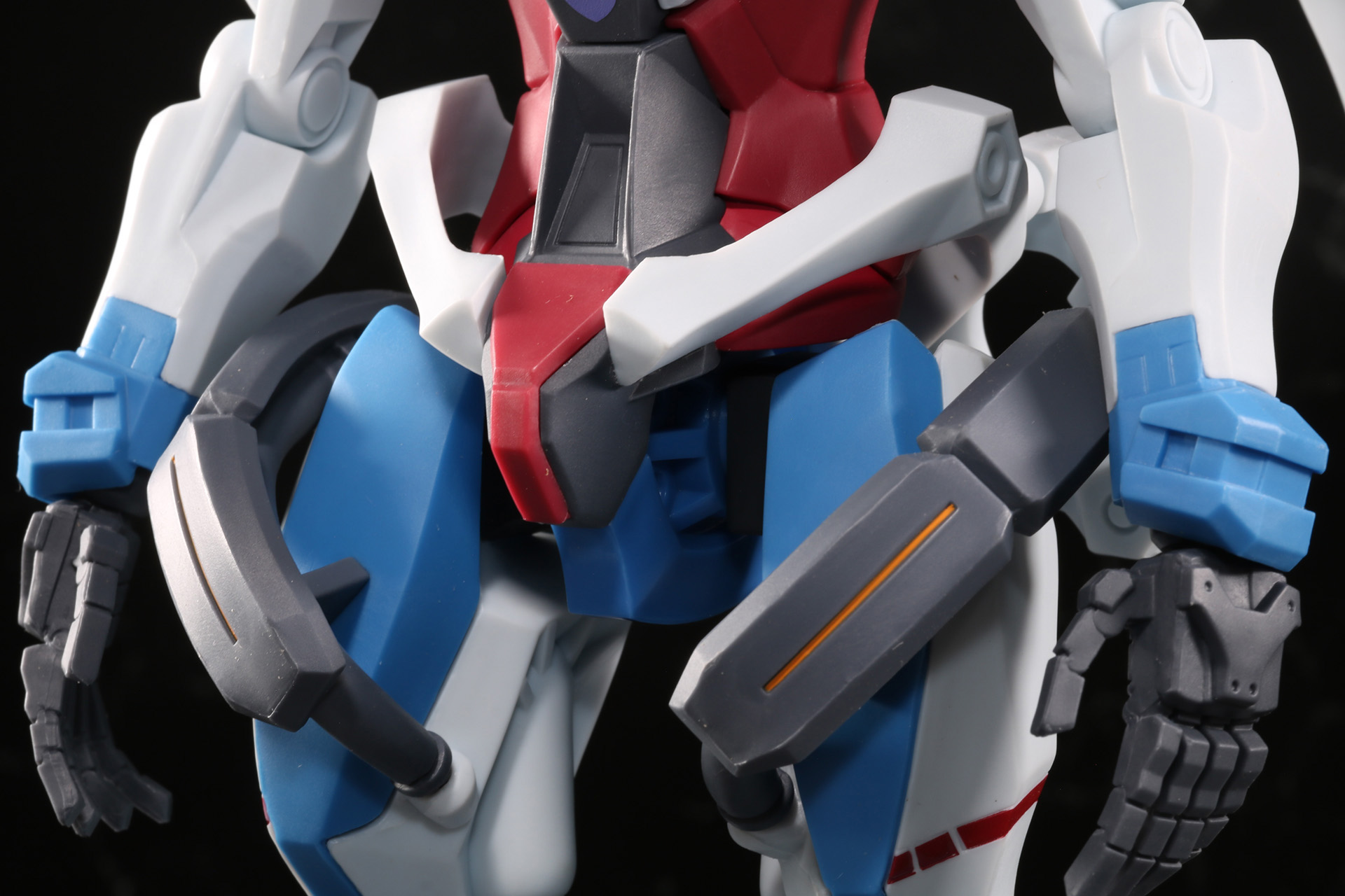 腰部のアーマーやレール型の造形