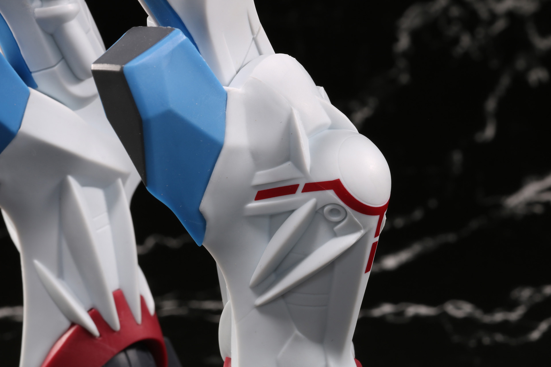 脹脛の独特な丸みのあるシルエットや赤いラインが造形されている