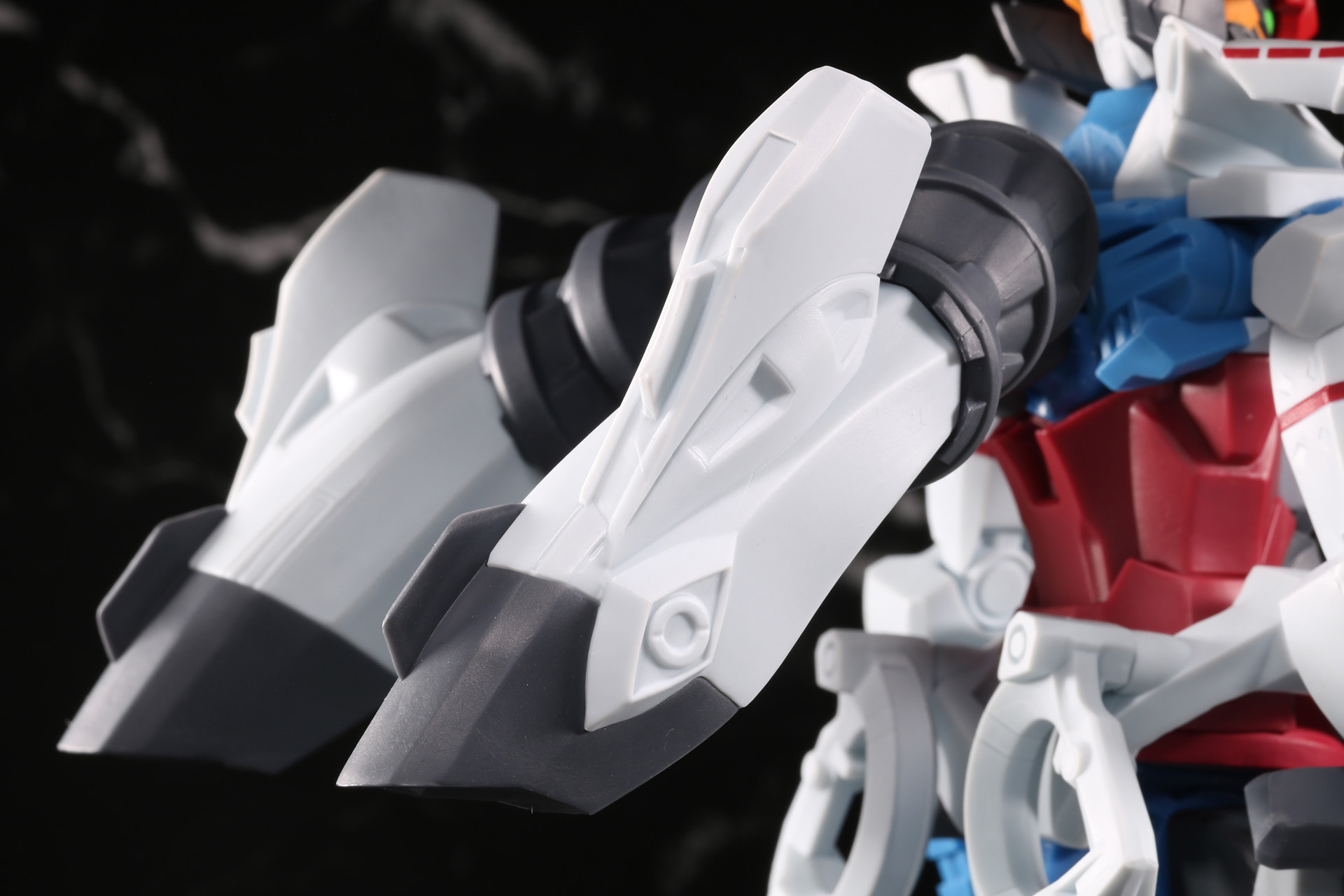 バックパックのノズル造形もシャープとなっている