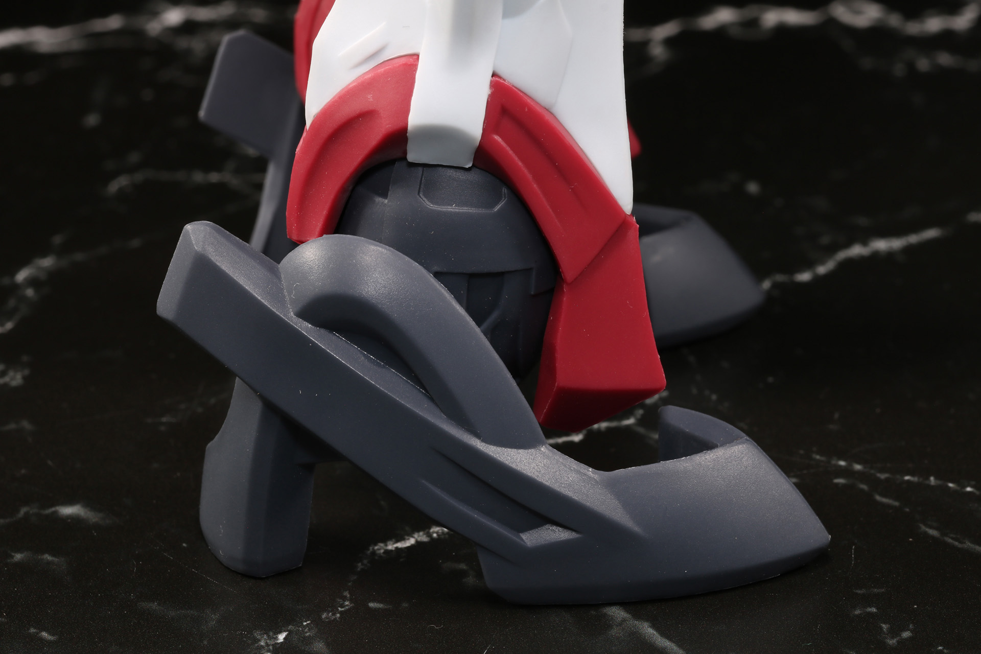 足元の独特なデザインが再現されている