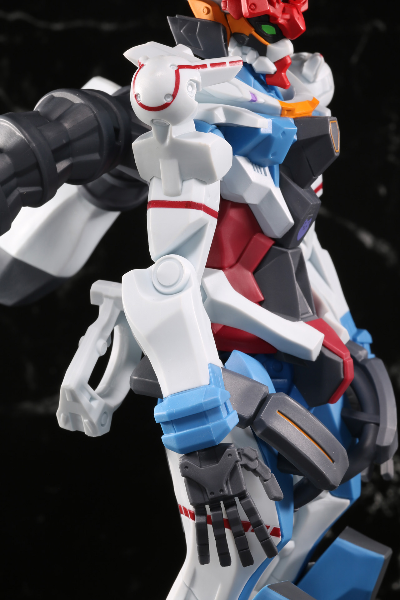 腕部はシンプルながら、マニピュレーターの造形や関節構造が再現されている