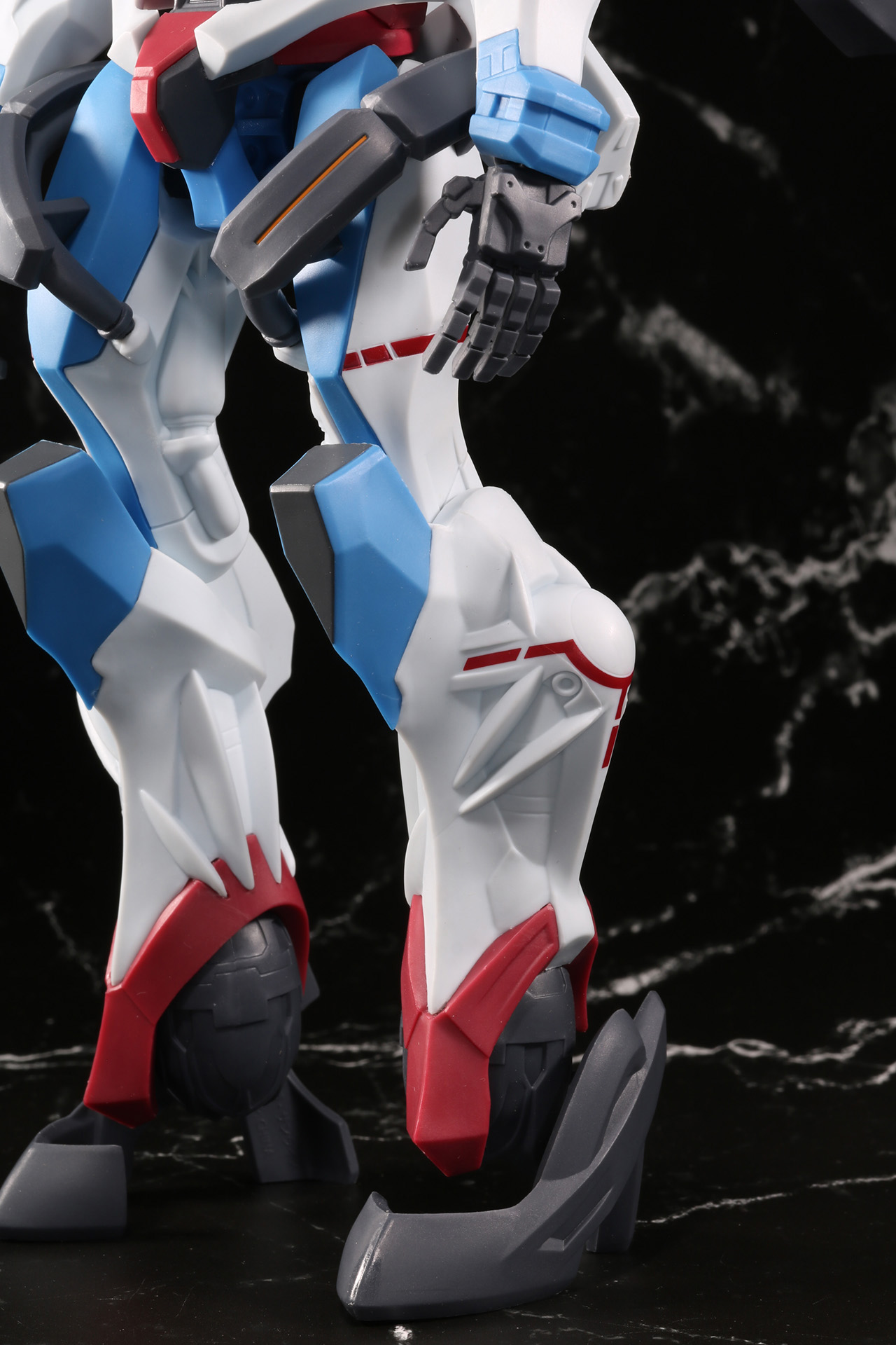 脚部も露出したノズルデザインや足元造形が再現。重量がありつつも安定したディスプレイができる