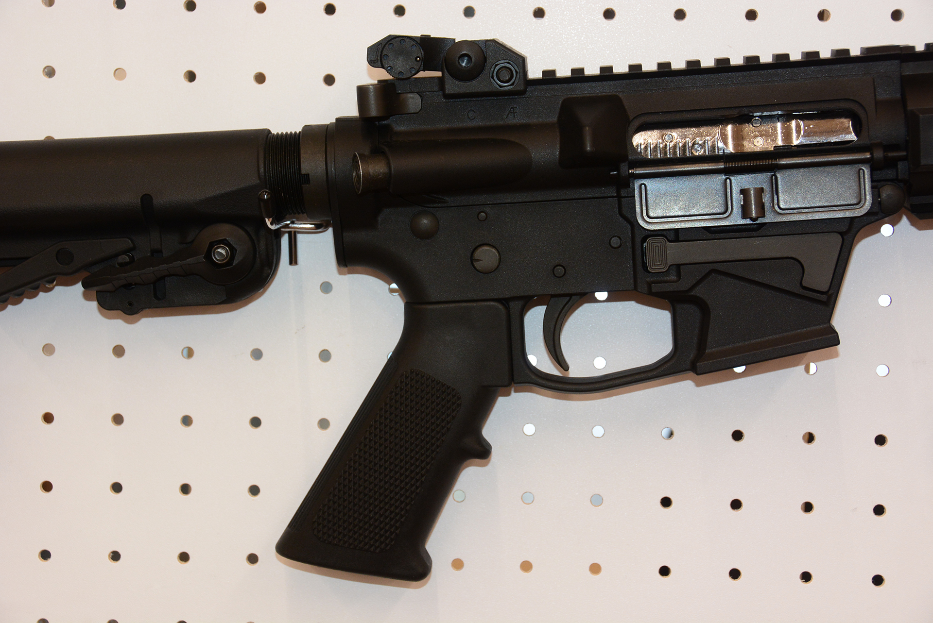 マガジンはグロック用のものを取り付けられる