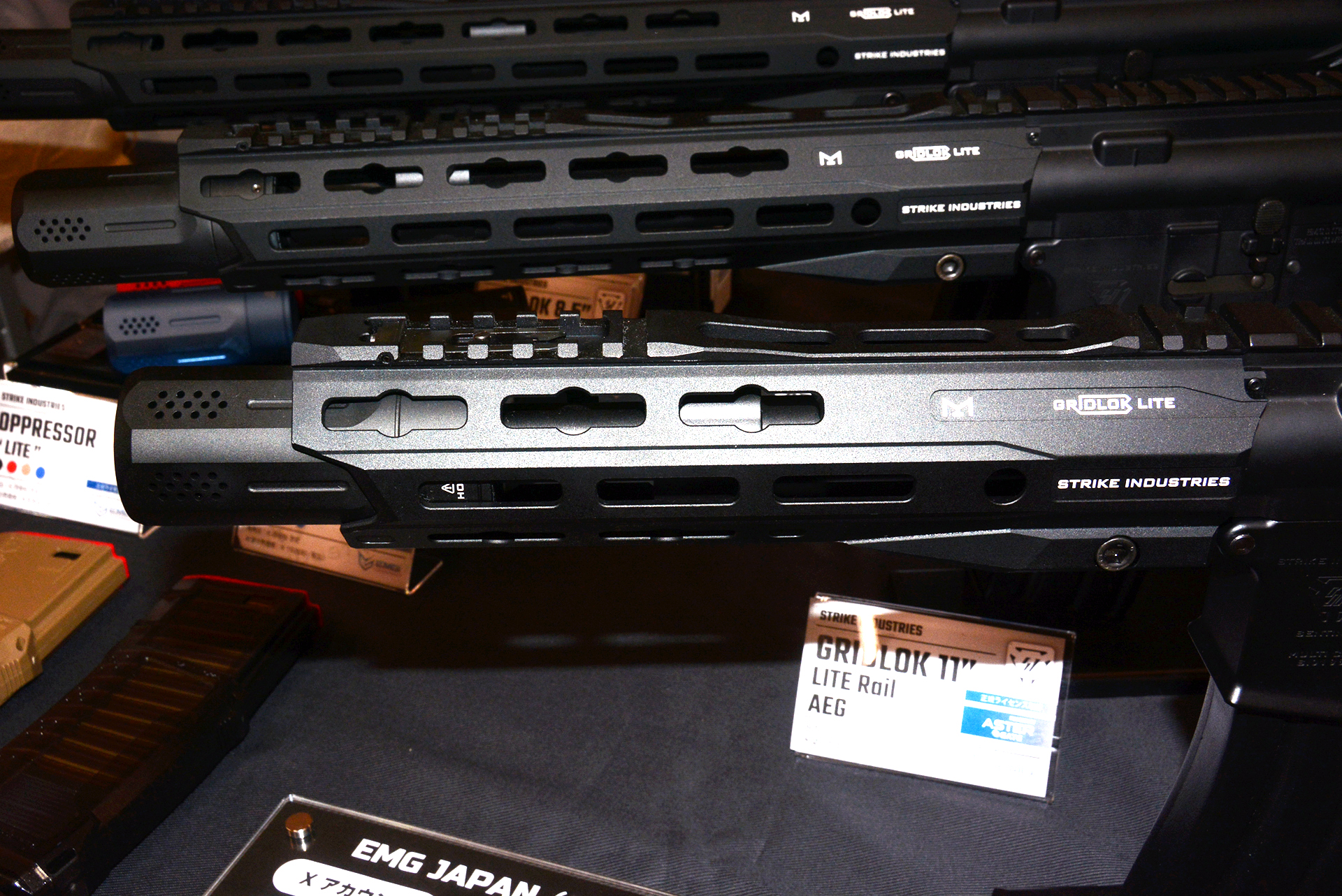 STRIKE INDUSTRIESのパーツとして「アルミレシーバー、M-LOKハンドガード」を使用