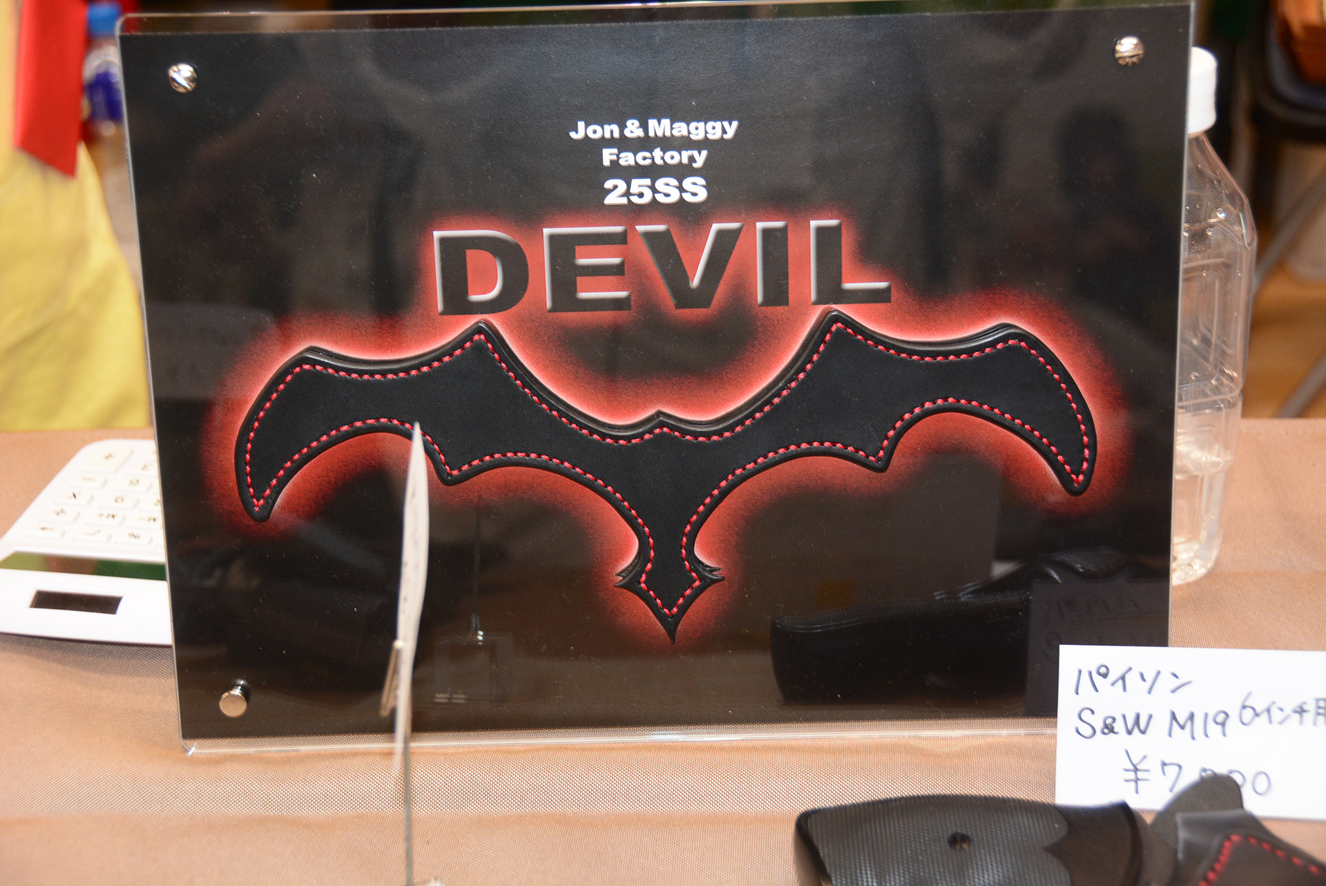 新しく立ち上げたブランド「DEVIL」、コウモリが羽を広げたような飾りパーツが特徴