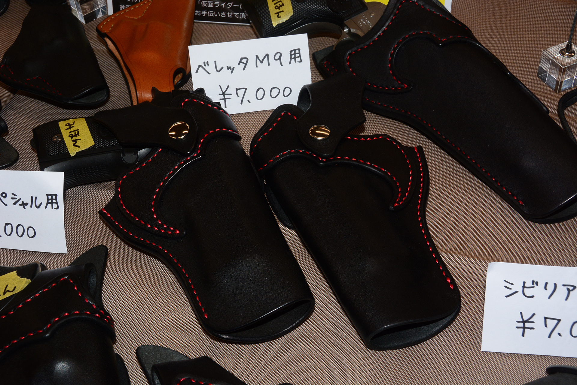 赤と黒の色合いも相まって、キャラクター性が加わっている