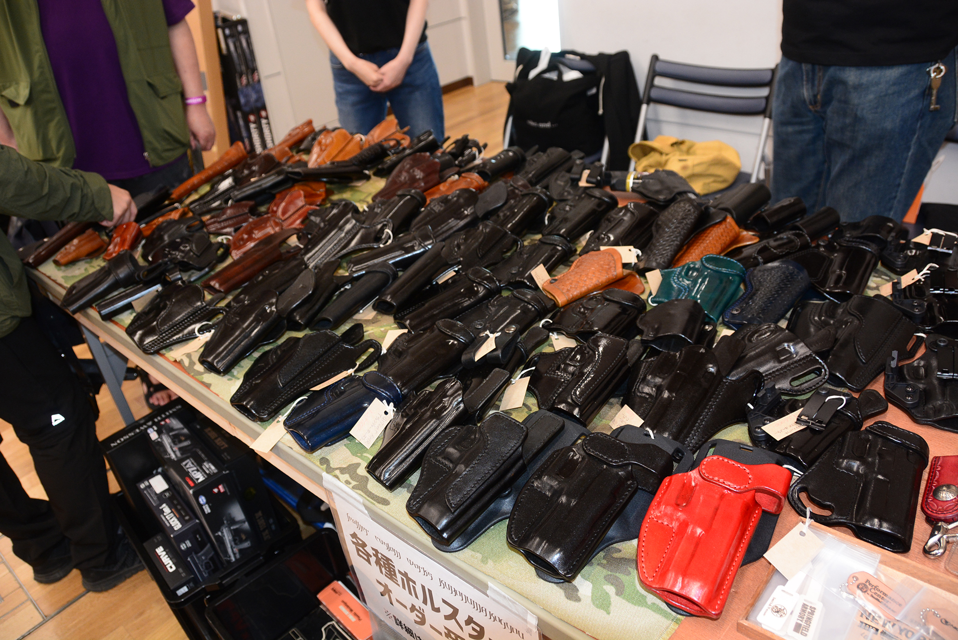 硬質な現代風ホルスターを製作する黒沼興業