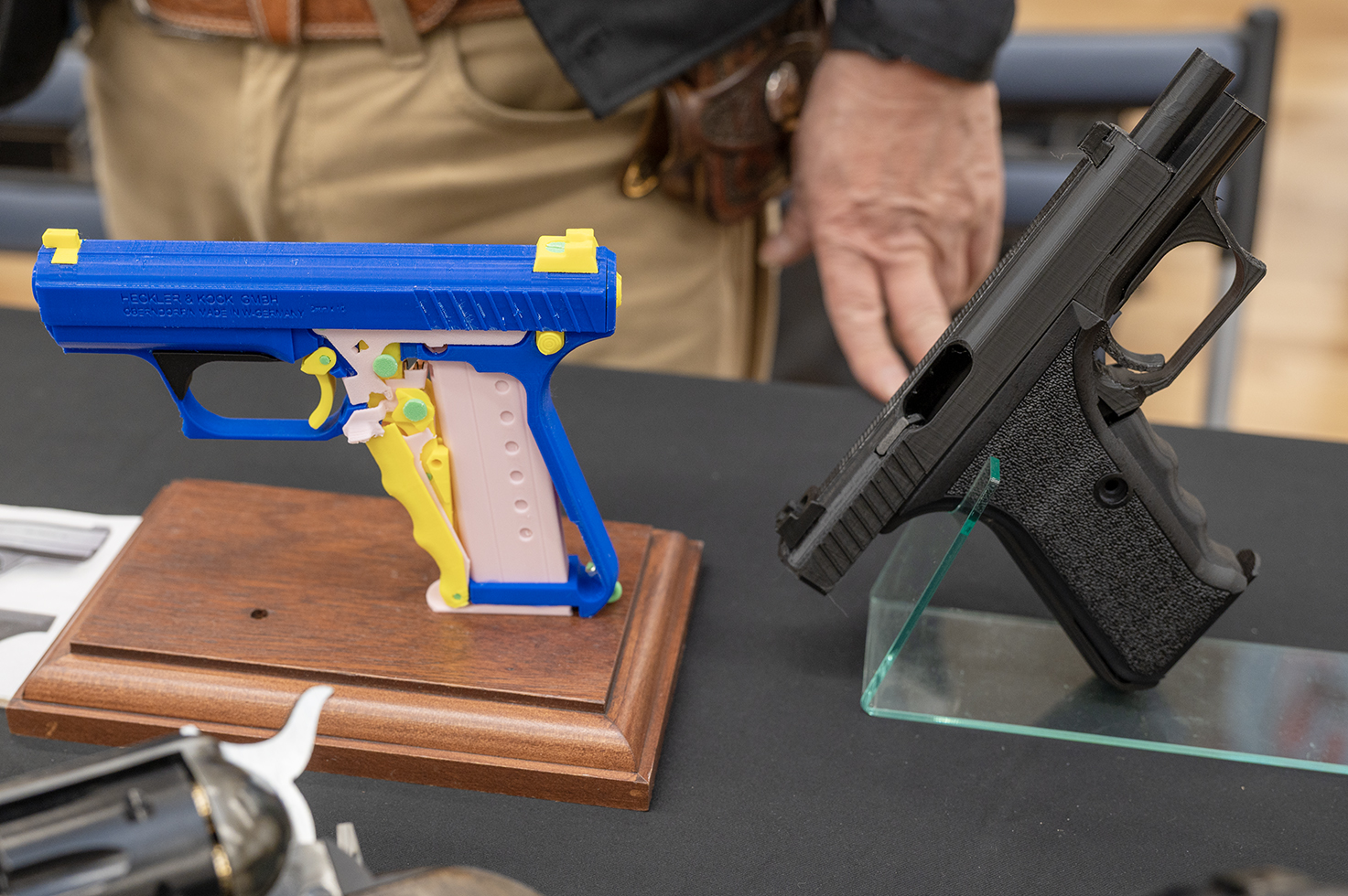 「H&K P7M8」のパーツ素材別カットモデルと、初お目見えの黒素材の試作モックアップ