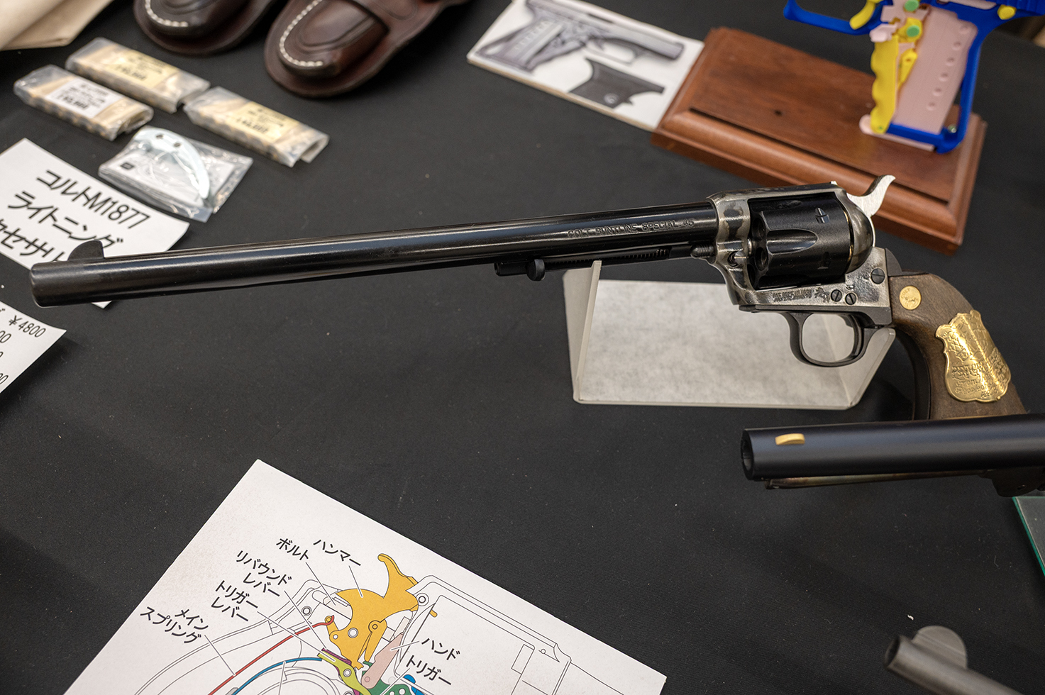 長い銃身が特徴のバントラインモデル。グリップのメダリオンがワイアット・アープモデルの特徴でもある