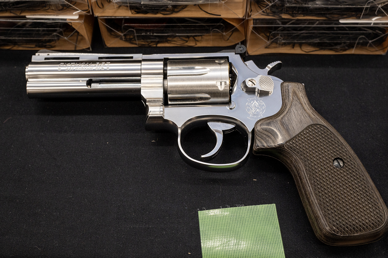 毛野ブースカ企画・監修の「S&W Kフレームラウンドバット対応 コンバットシューティンググリップ」が会場で販売されていた