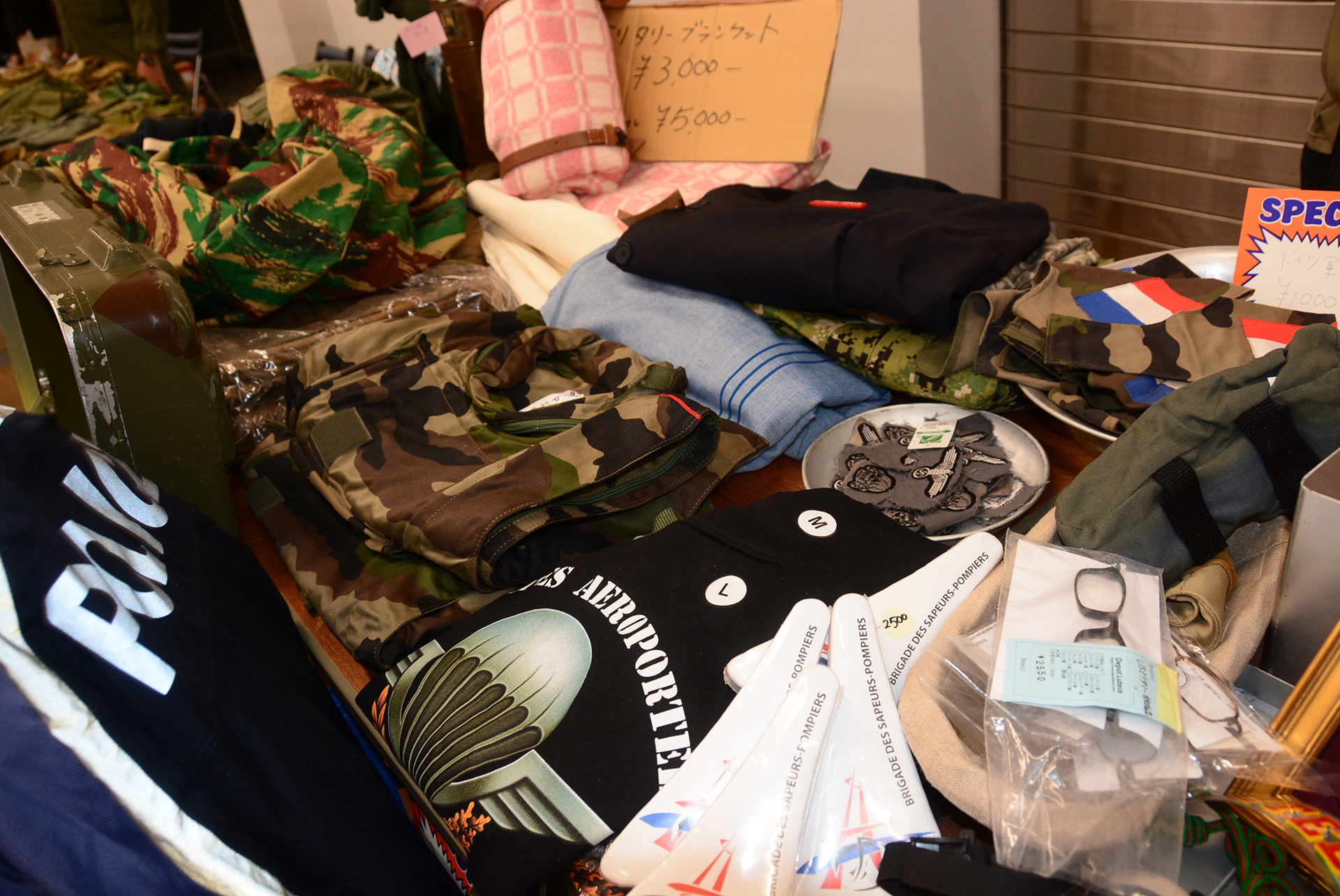 実際に軍で使用されているものから、レプリカまで様々なものが並ぶ