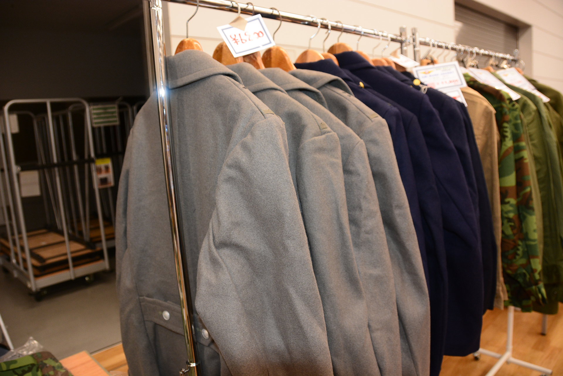 普通の服のように軍服がずらっと並べて売られているのが面白い
