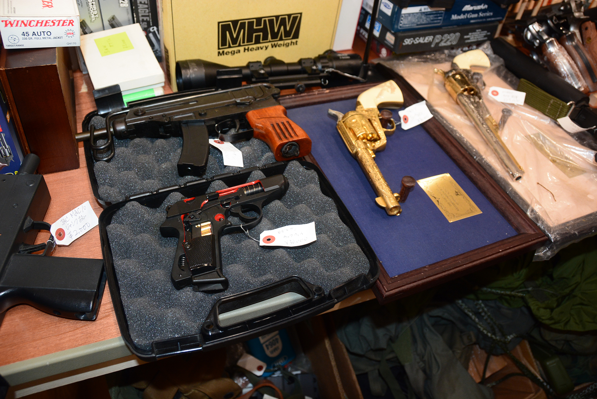 「宮崎商店」は無可動実銃を販売する「シカゴレジメンタルス」の社長個人商店として今回はトイガンと関連商品を販売。無可動実銃の買い付けや販売時に、「こちらも引き取ってほしい」とお願いされることも多いとのこと