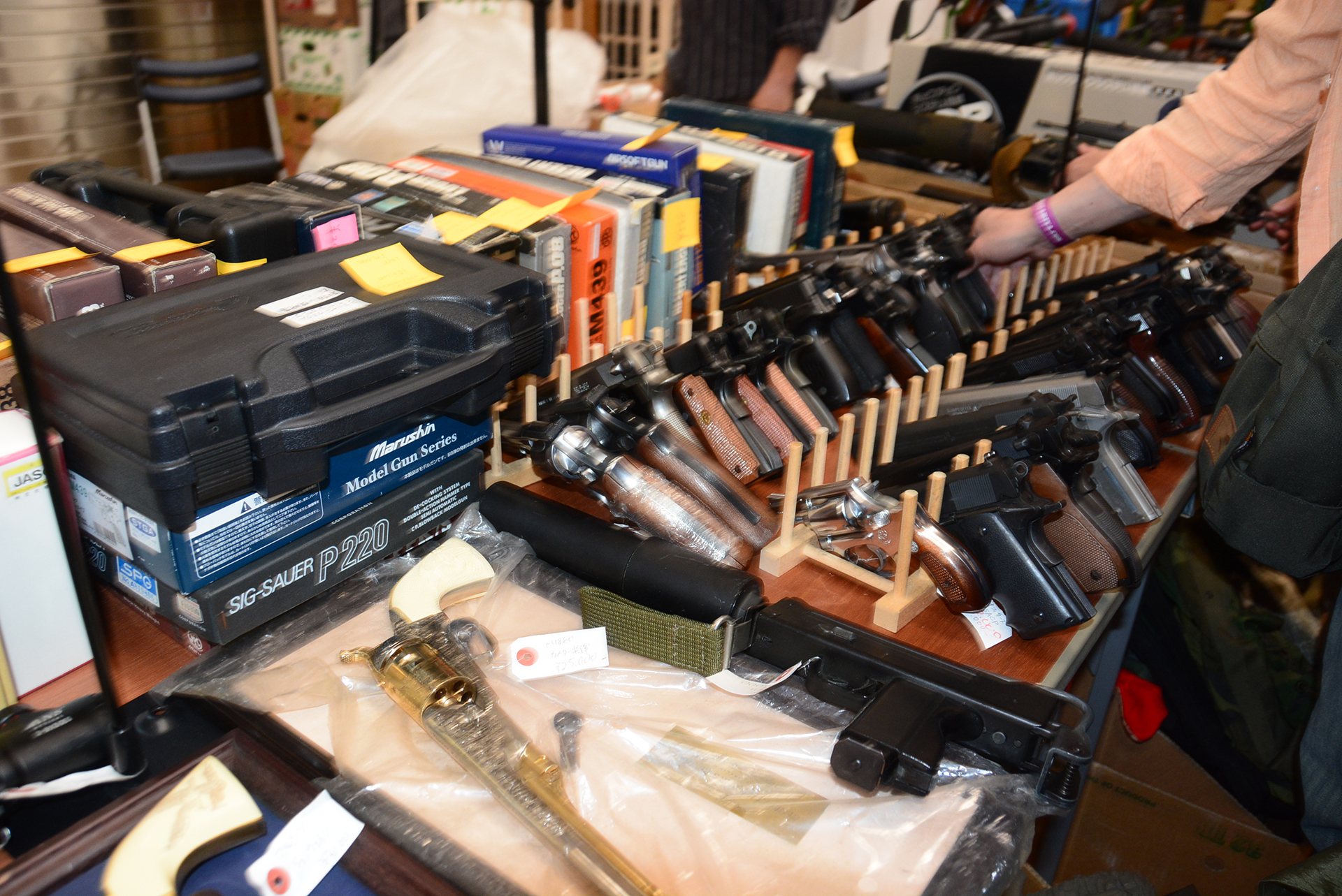 様々なトイガンが並んでいる。無可動実銃を買うユーザーは、トイガンも大好きなのがわかる