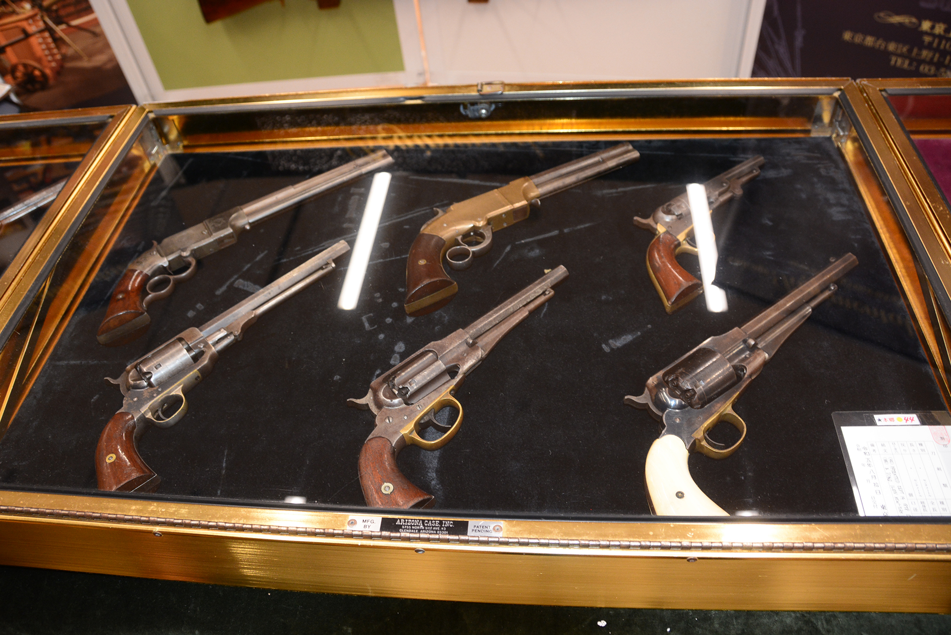 西部開拓時代、100年を超える年月を超えた古式銃がずらり