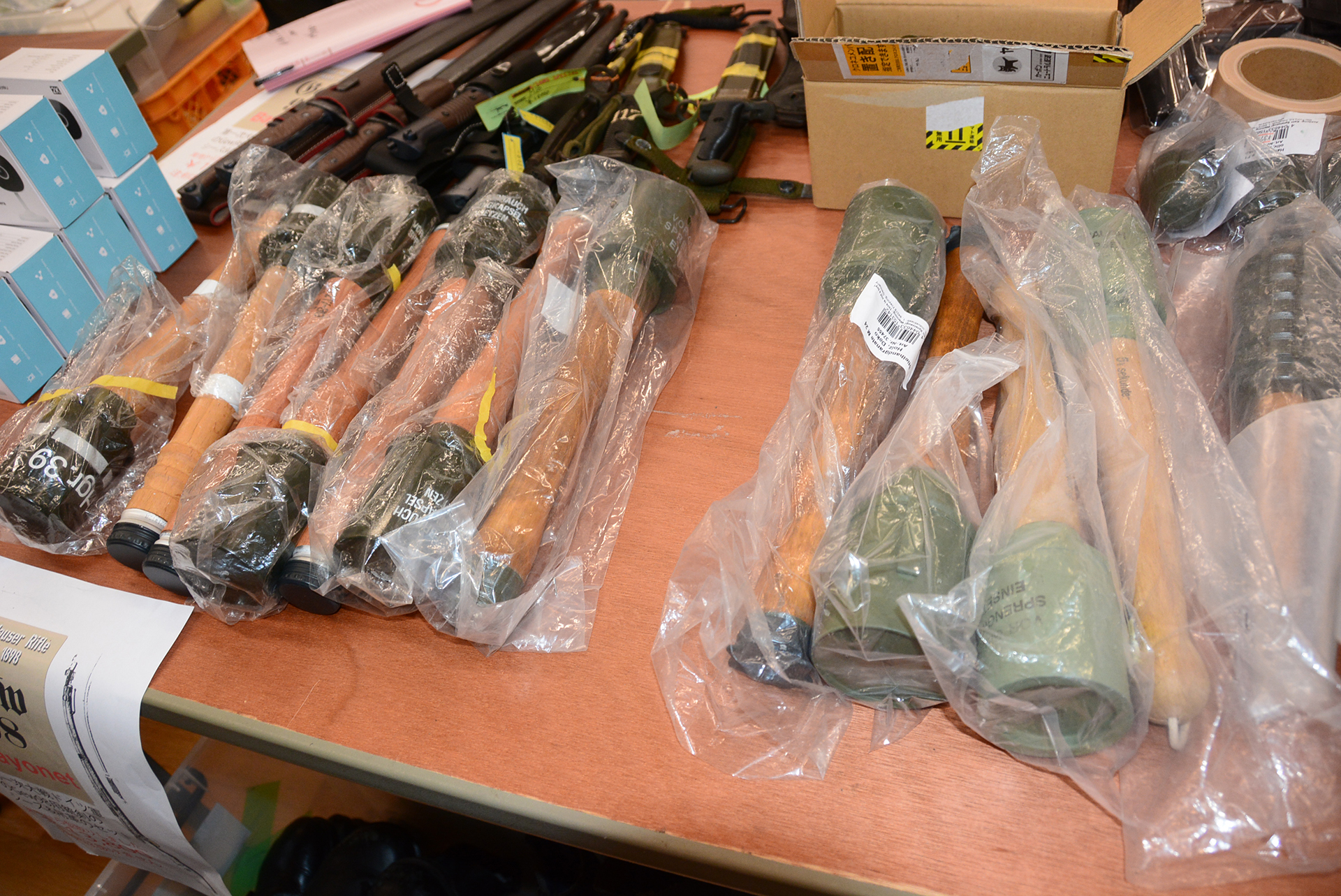 樹脂でできた手榴弾。手軽に買えるアイテムも