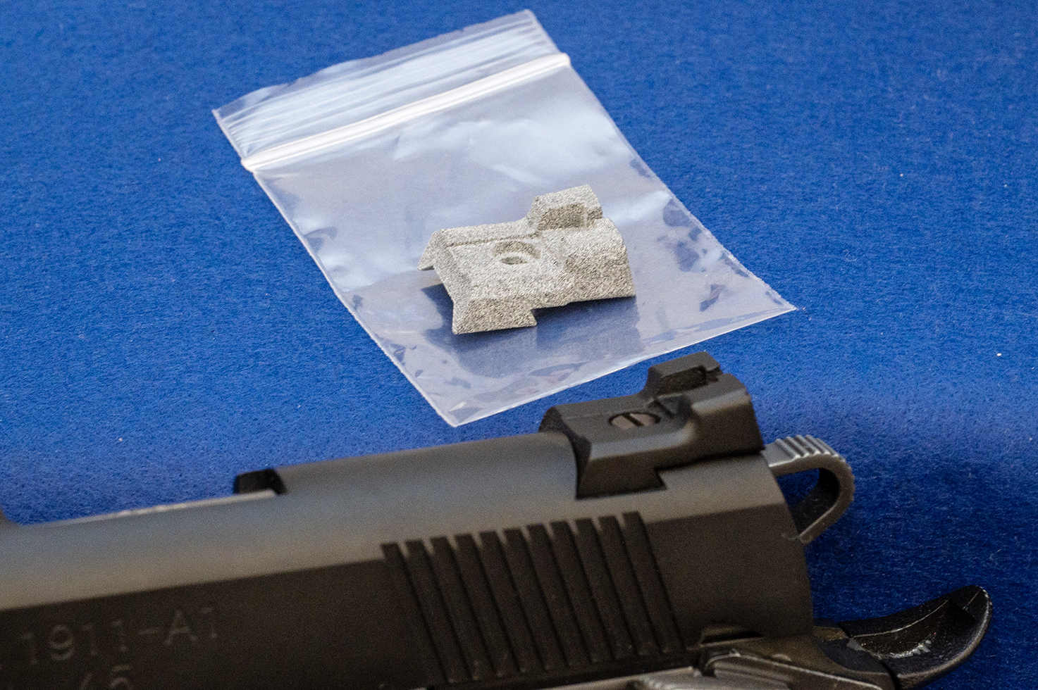 ナイロン製の製品を加工して取り付けた状態。この仕上がりにできるなら900円は高コスパと言える