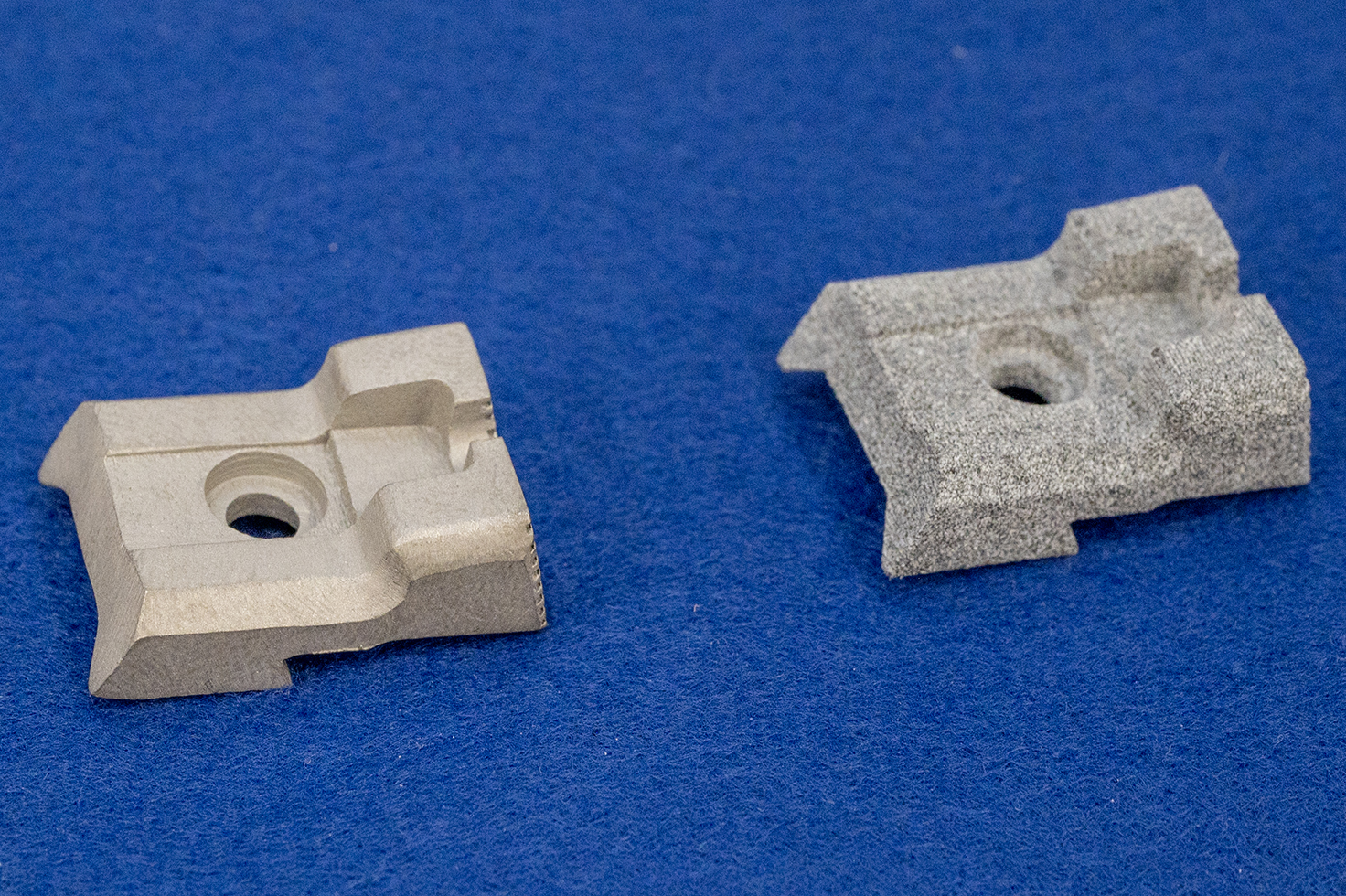 ステンレス製（左）とナイロン製（右）の比較。質感や重量感はステンレス製の方が格段に上だが、ステンレス製は8,000円。価格差も大きいので悩ましい