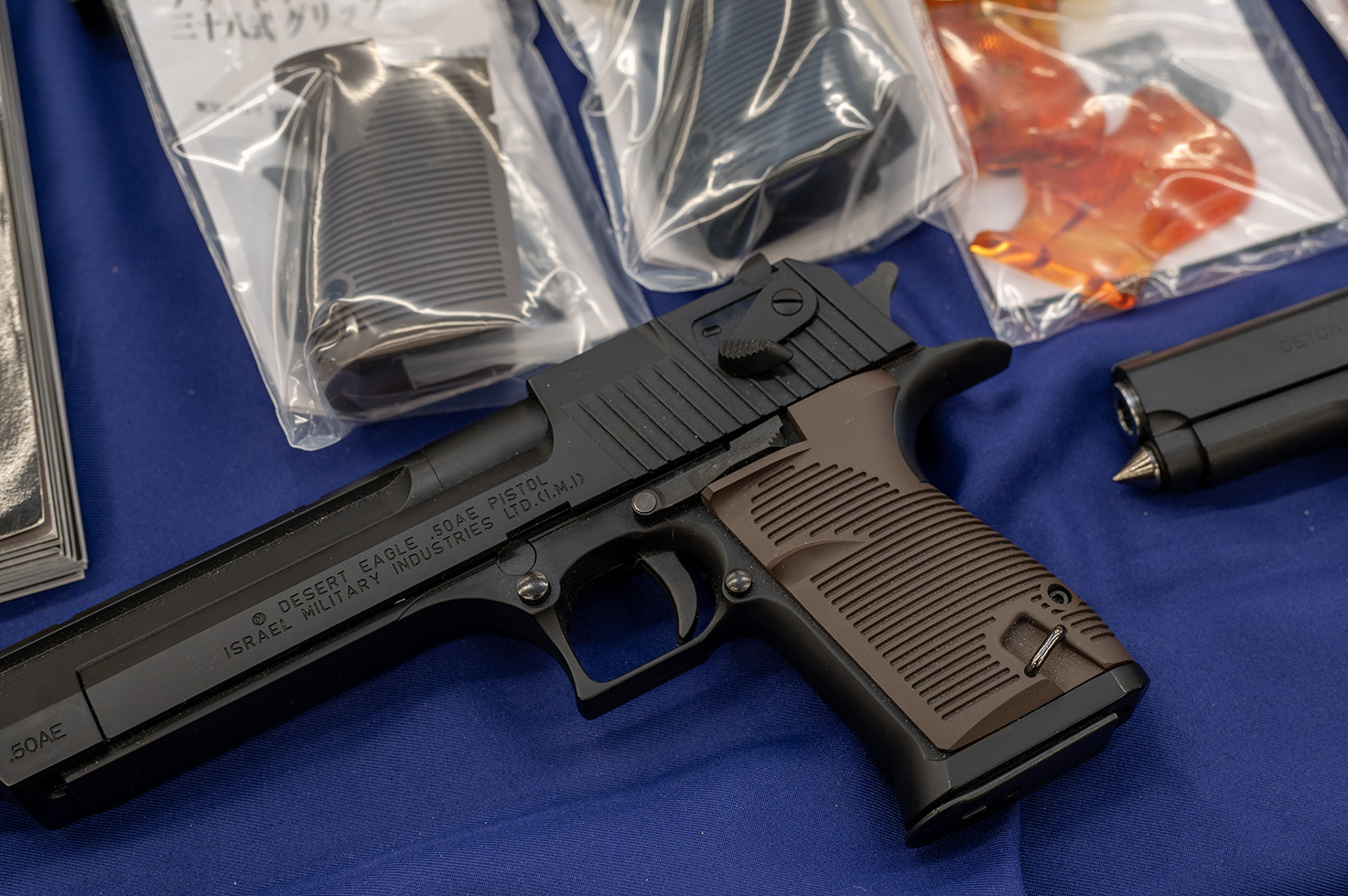 デザートイーグルのグリップが、ワルサーP38のようなイメージになる三十八式グリップ