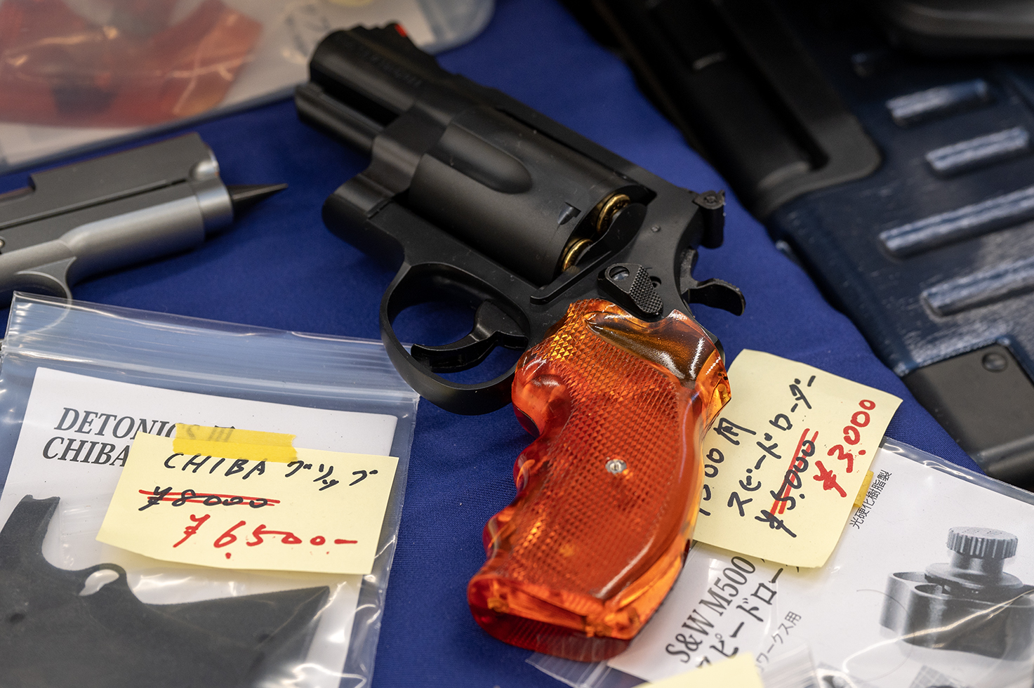 S&W M500用の「爆砕グリップ」。異形の大口径M500には、個性的なグリップがよく似合う