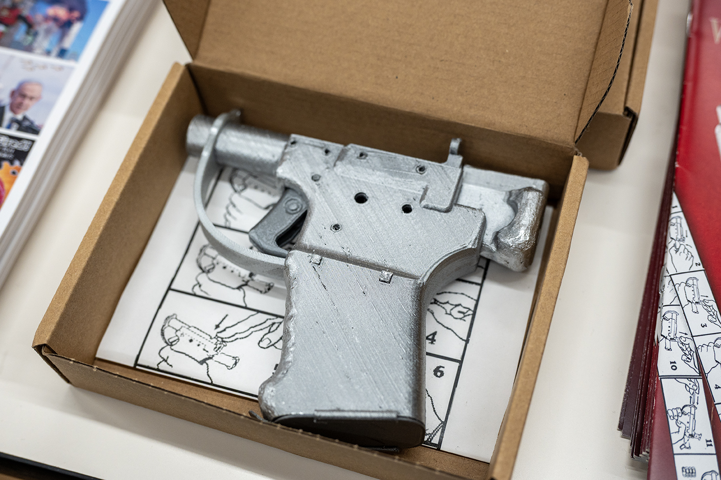 モデルガンは、引き金と激鉄が可動する