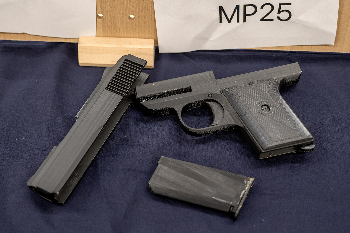 「MP-25」を分解、マガジンを抜いたところ