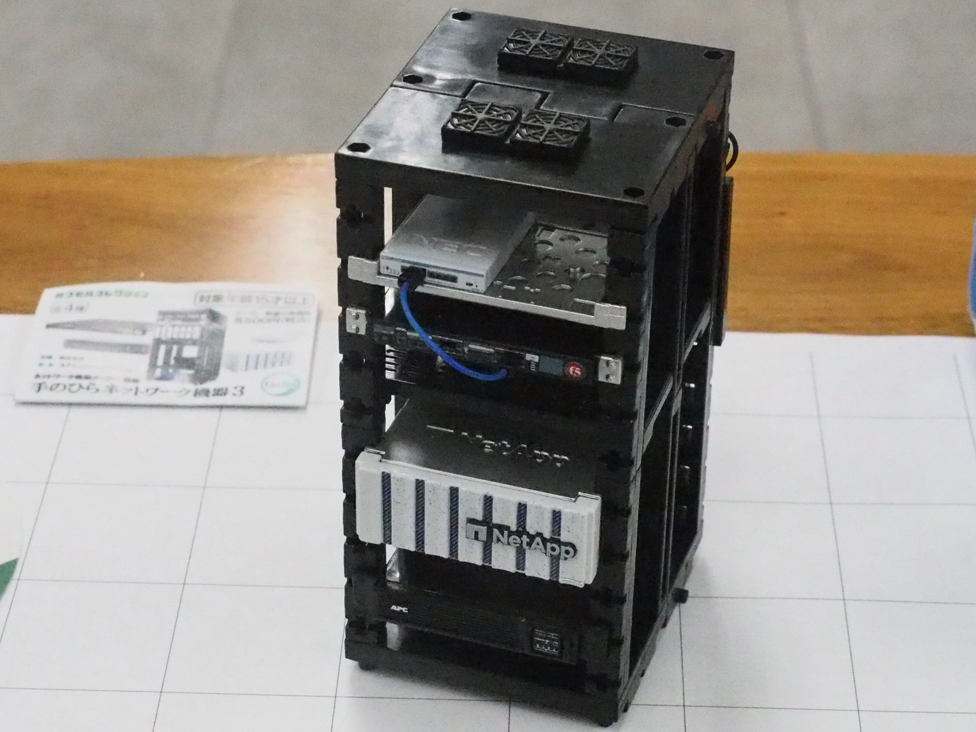 「手のひらネットワーク機器3」全4種をラックに組み込んだ様子