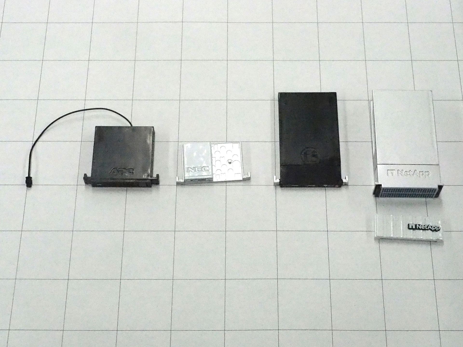 第3弾のラインナップ。左から「APC Smart-UPS 1500 RM 2U LCD 100V」、「UNIVERGE IX-R2530」、「F5 r12900-DS」、「AFF A70」。「AFF A70」は4U仕様で過去最大の大きさだ