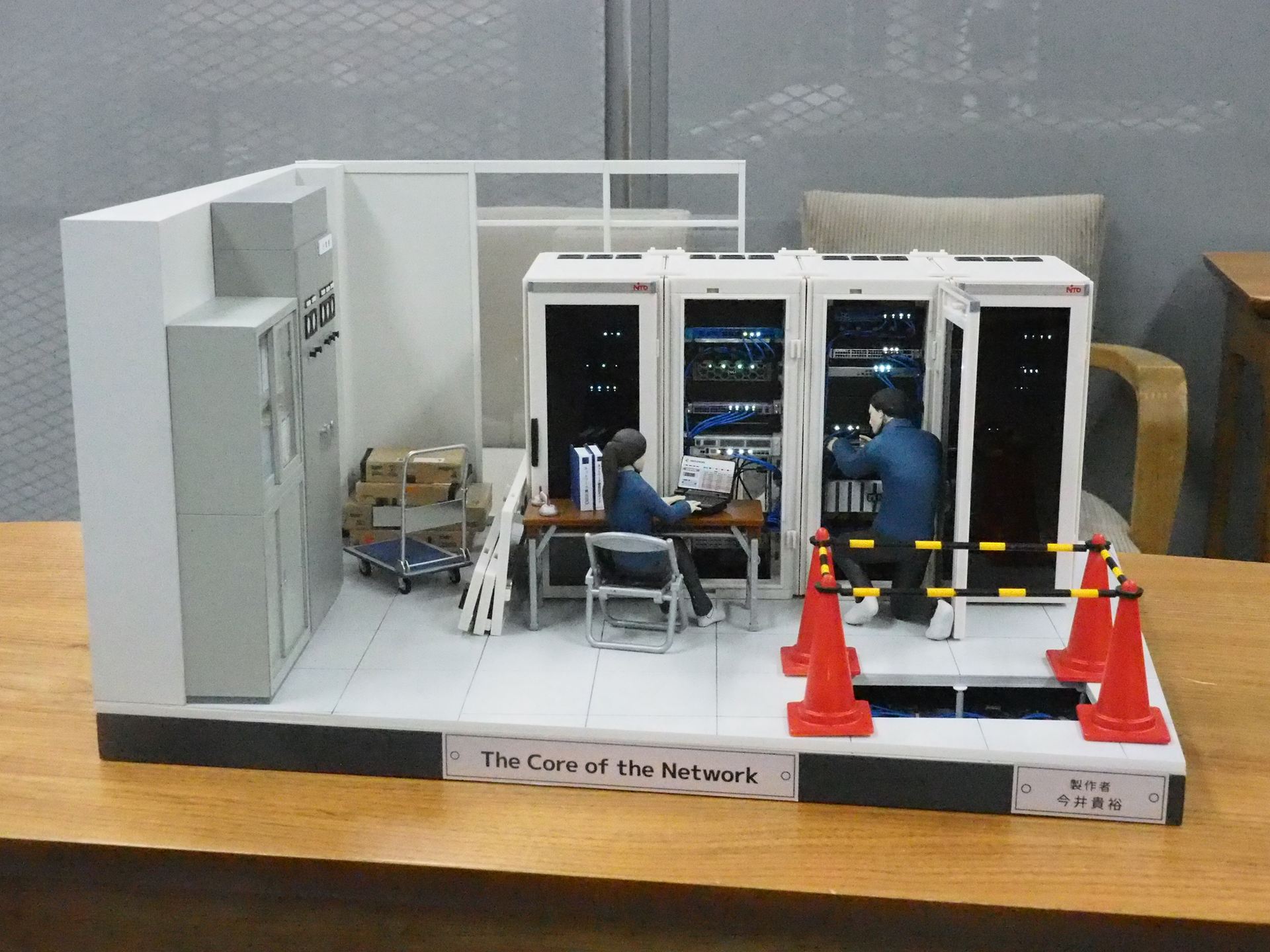 LEDを内部に仕込み、光ファイバーによってその光をフロントパネルに導いている